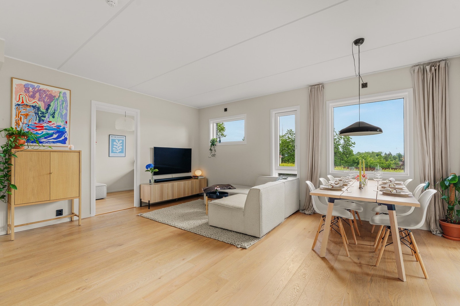Stuen er luftig med alle elementer for trivsel på plass. Vannbåren gulvvarme gir ekstra komfort, og overflatene er velholdt med lys parkett på gulv, og moderne fargevalg. Galleribilde