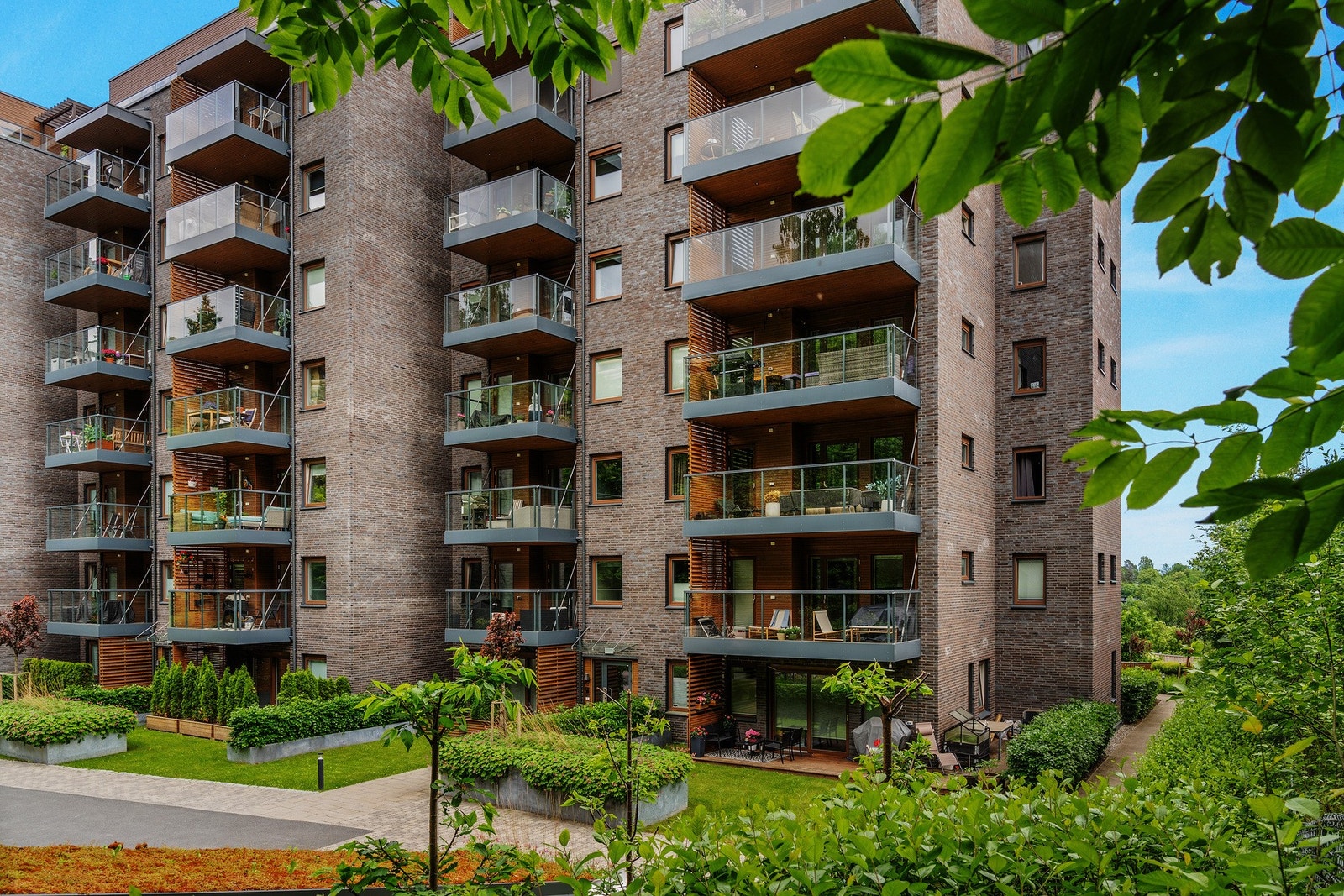 Det første som møter deg, er sameiets moderne fasade fra 2019. Galleribilde
