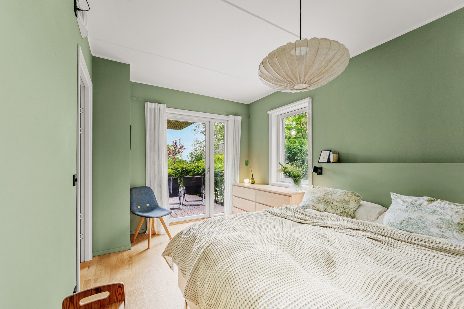 Det er montert garderobe på hovedsoverommet med skyvedører, samt aircondition. Galleribilde