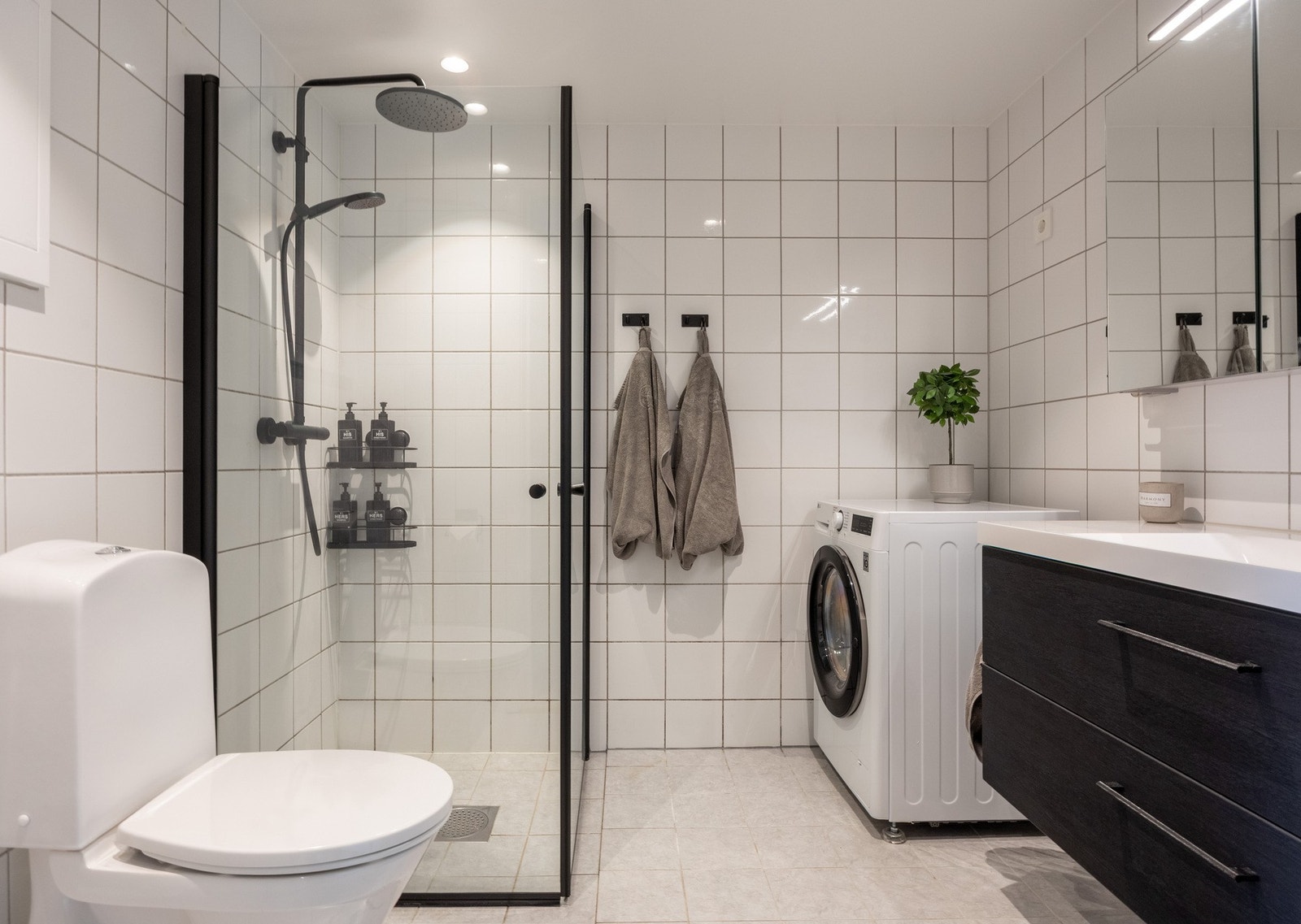 Badet har oppgradert i 2025 med nytt toalett, nye dusjdører, nytt armatur, nytt røropplegg til vaskemaskin og servantinnredning med speilskap. Galleribilde
