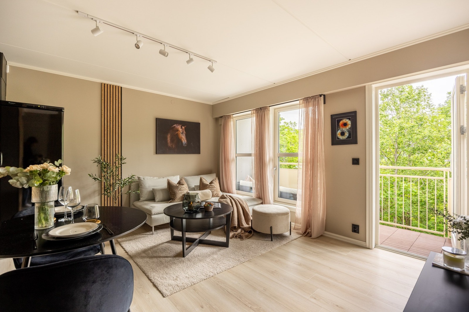 Stuen kan enkelt innredes med stor sofagruppe og hyggelig spiseseksjon. Galleribilde