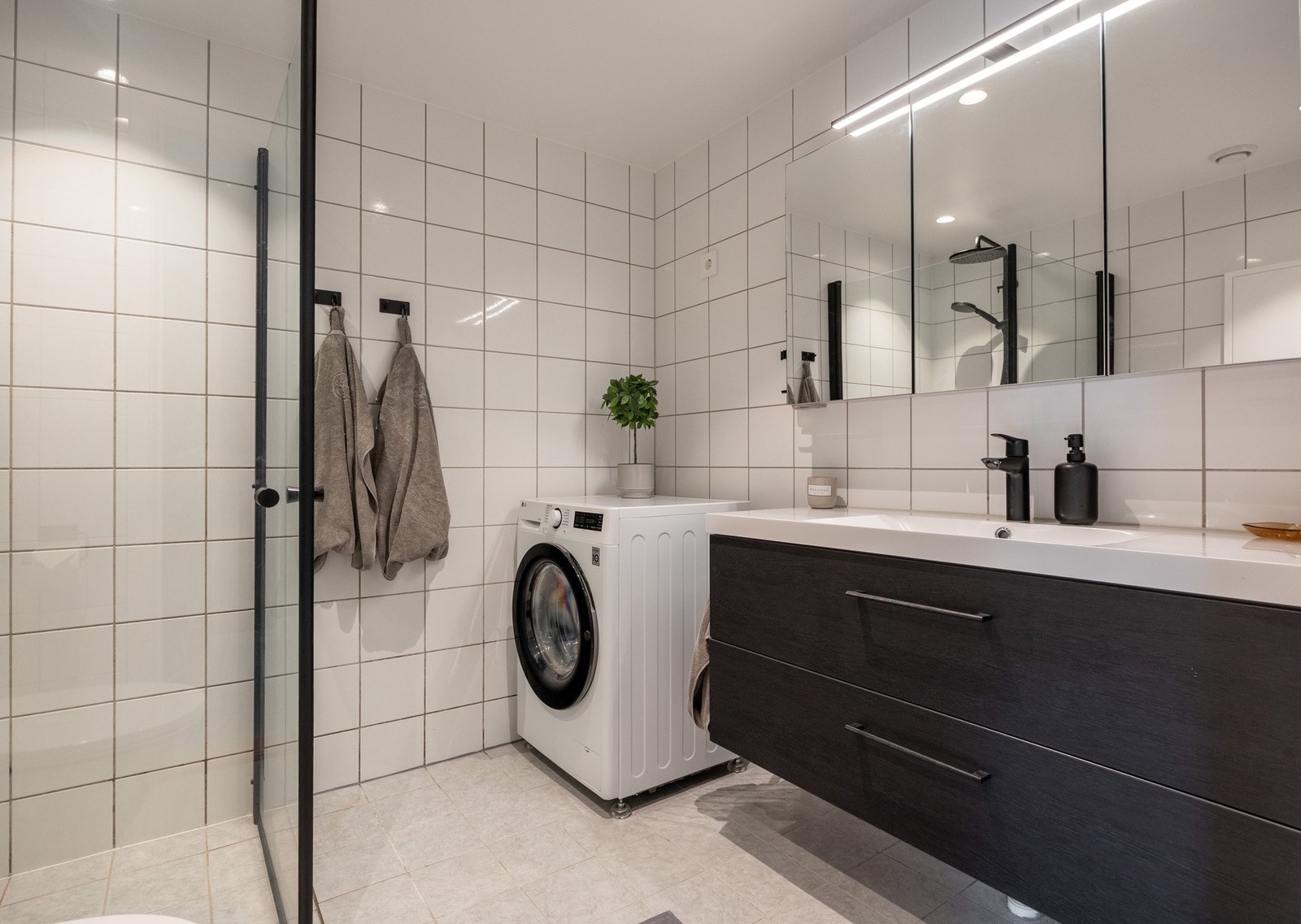 Her har man både plass, og opplegg for vaskemaskin. Galleribilde