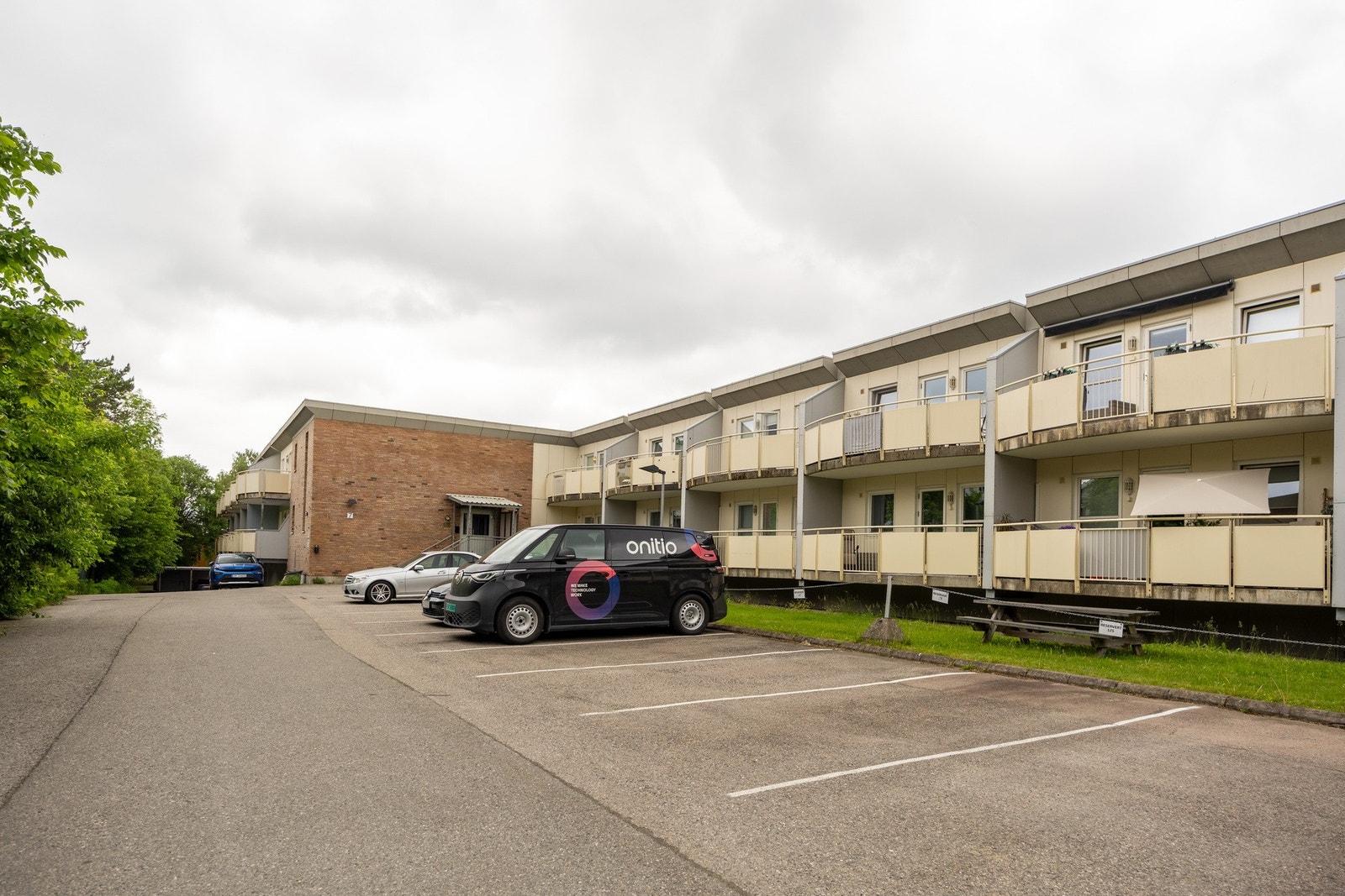 Sameiet disponerer totalt 52 parkeringsplasser, hvor hver boenhet har tilgang til én fast parkeringsplass. Galleribilde