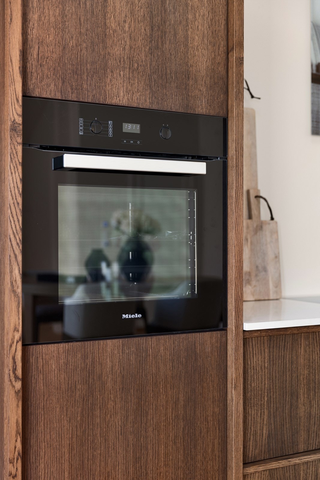Rålekkert moderne kjøkken fra 2026 levert av møbelsnekker. Diverse MIELE hvitevarer inkludert MIELE stekeovn, planlimt MIELE platetopp med avtrekk i benk, underlimt vask med bronze-armatur, samt integrert kjøl-/fryseskap fra MIELE. Galleribilde