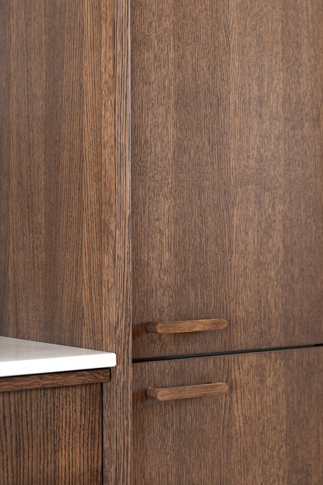 Rålekkert moderne kjøkken fra 2026 levert av møbelsnekker. Diverse MIELE hvitevarer inkludert MIELE stekeovn, planlimt MIELE platetopp med avtrekk i benk, underlimt vask med bronze-armatur, samt integrert kjøl-/fryseskap fra MIELE. Galleribilde
