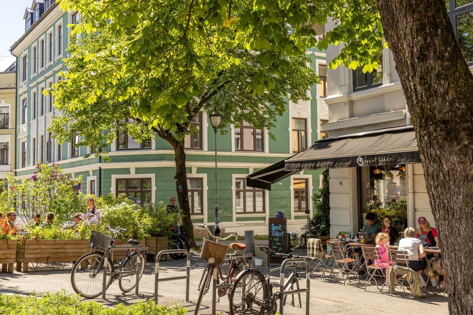 Fantastisk hyggelig nærområde inkludert masse trivelige cafeer, restauranter, solrike grønne lunger og store ærverdige parker, samt kort avstand til offentlig kommunikasjon og resten av byen Galleribilde