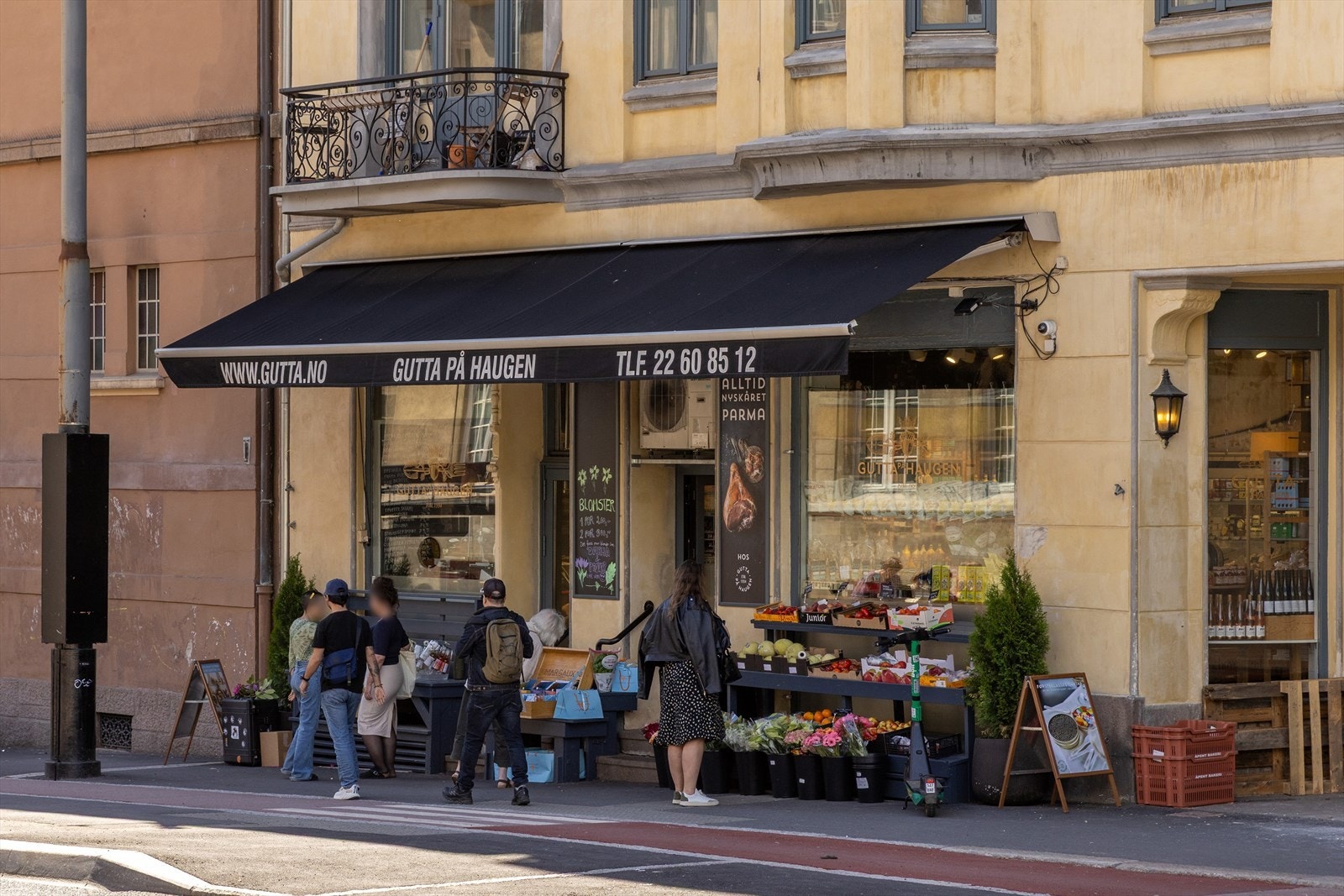 Fantastisk hyggelig nærområde inkludert masse trivelige cafeer, restauranter, solrike grønne lunger og store ærverdige parker, samt kort avstand til offentlig kommunikasjon og resten av byen Galleribilde