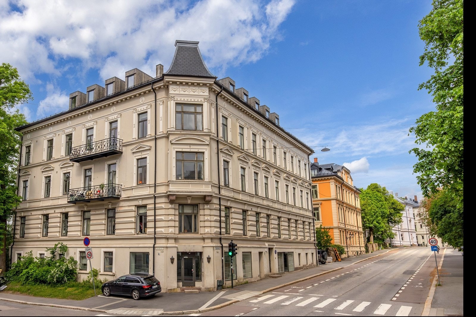 Flott klassisk hjørnegård fra opprinnelig 1893. De 2 takarkene til venstre er tilhørende leiligheten. Galleribilde
