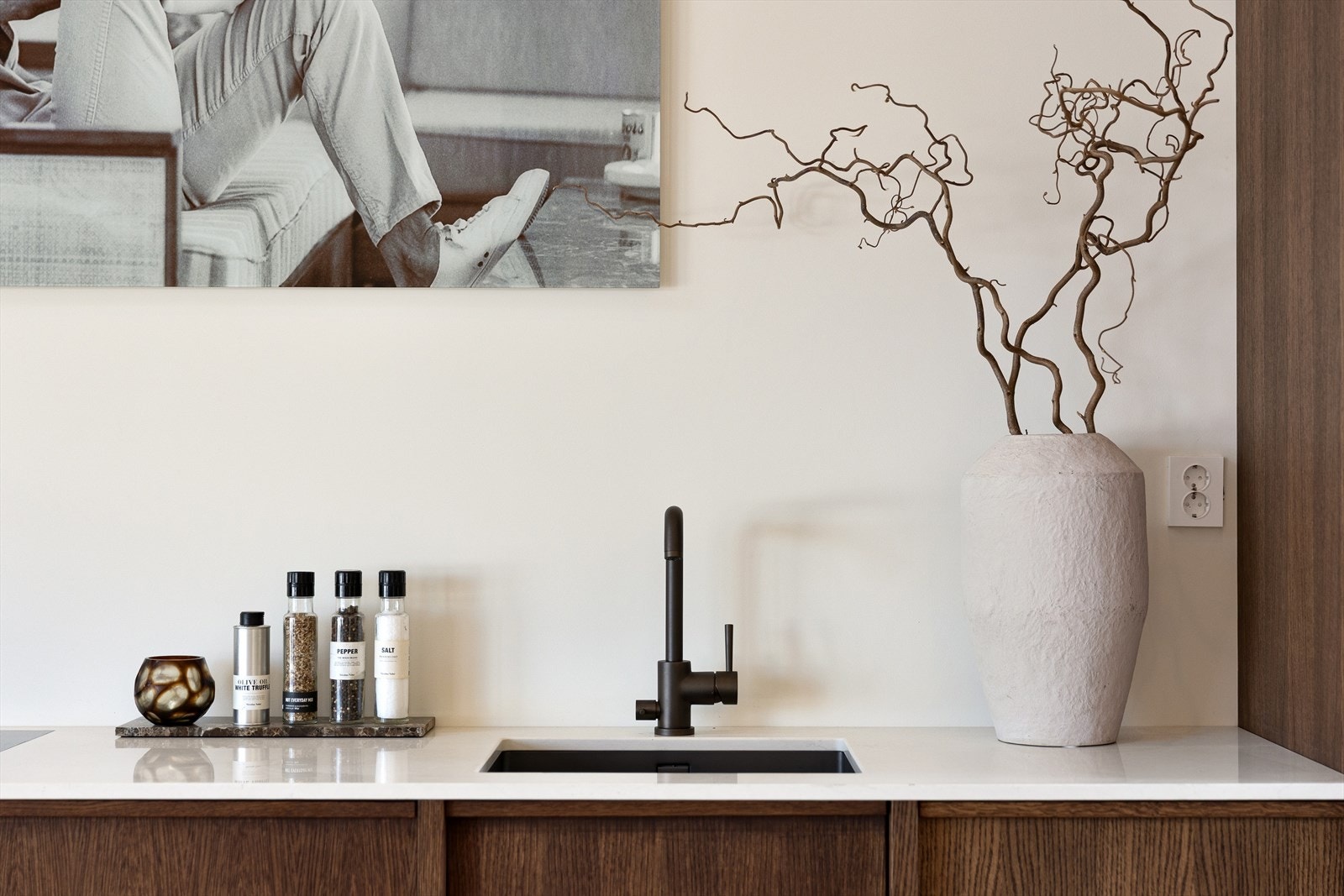 Rålekkert moderne kjøkken fra 2026 levert av møbelsnekker. Diverse MIELE hvitevarer inkludert MIELE stekeovn, planlimt MIELE platetopp med avtrekk i benk, underlimt vask med bronze-armatur, samt integrert kjøl-/fryseskap fra MIELE. Galleribilde