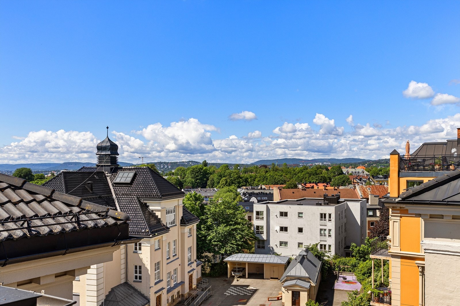 Solrik og fin takterrasse vendt bakover mot rolig bakgård. Herlig utsikt over nærområdet og mot Holmenkollen Galleribilde