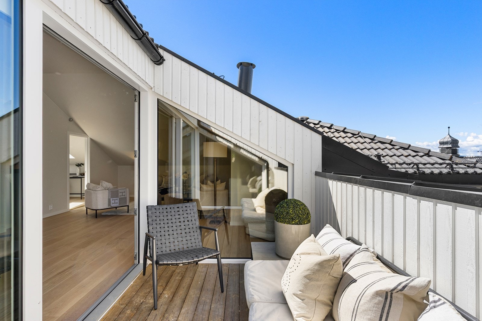 Store vertikale vindusflater mellom spisestue/stue og takterrassen. Solen har du på takterrassen sommerstid fra ca. kl. 12-21 Galleribilde