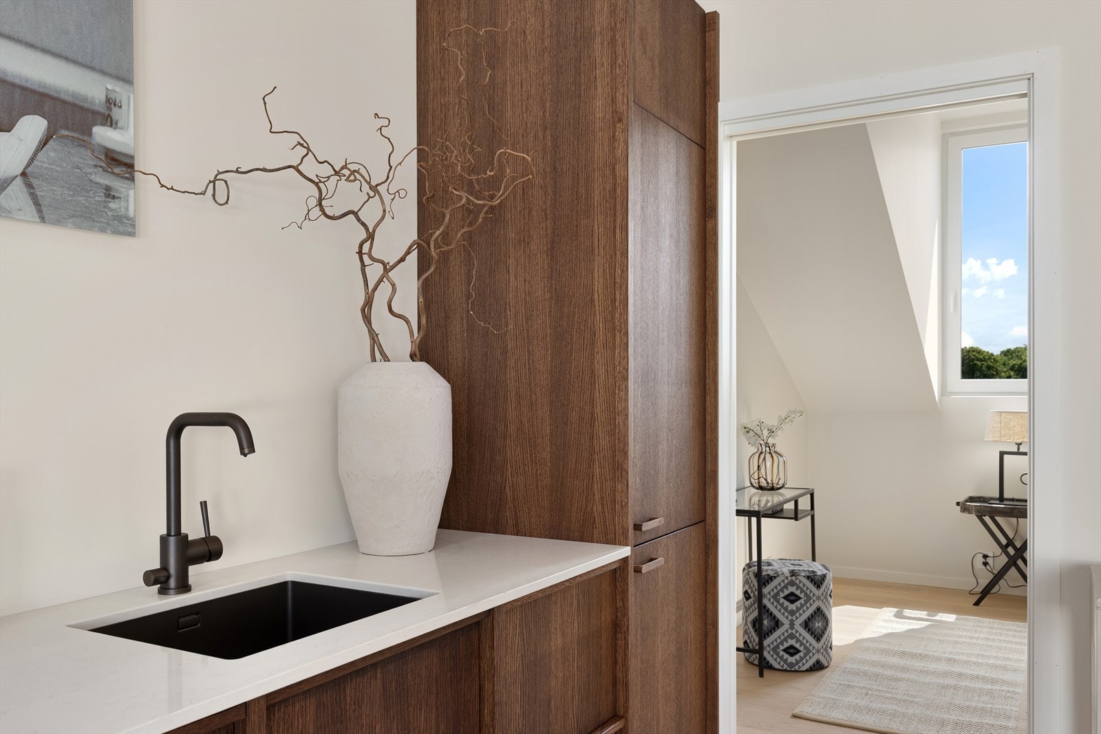 Rålekkert moderne kjøkken fra 2026 levert av møbelsnekker. Diverse MIELE hvitevarer inkludert MIELE stekeovn, planlimt MIELE platetopp med avtrekk i benk, underlimt vask med bronze-armatur, samt integrert kjøl-/fryseskap fra MIELE. Galleribilde