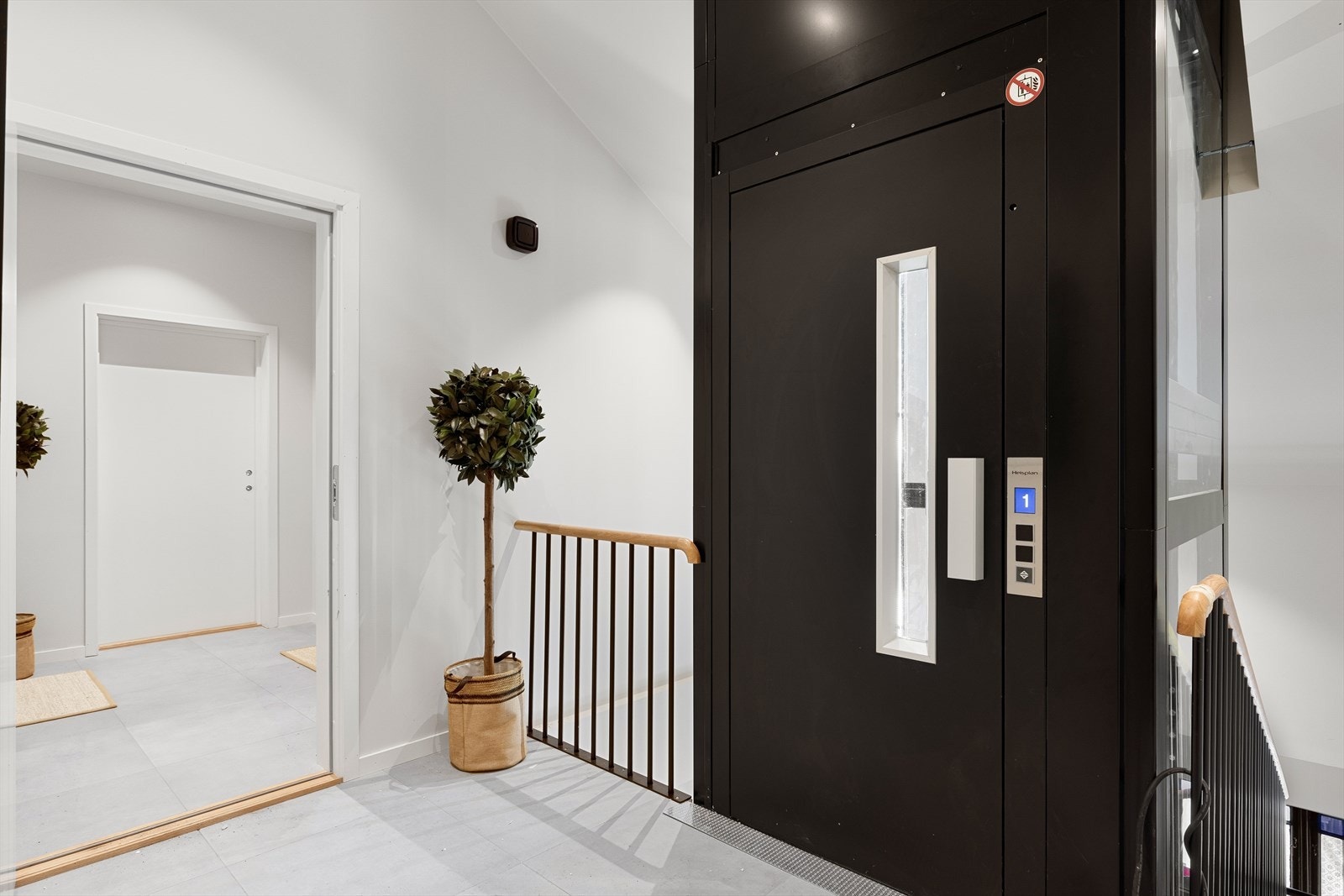 Heisen tar deg helt opp til leilighetsplan fra bakkeplan i bakgården Galleribilde