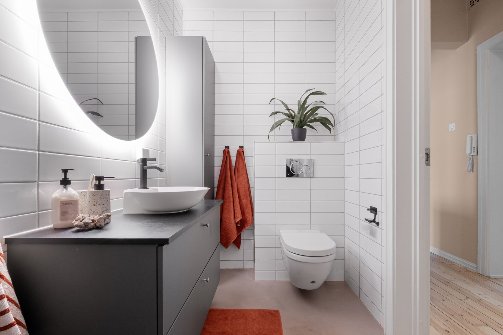 Leiligheten har et dellikat baderom oppgradert i 2020. Badet fremstår som romslig og funksjonelt, med mikrosement på gulv utstyrt med elektriske varmekabler som gir god komfort. Galleribilde