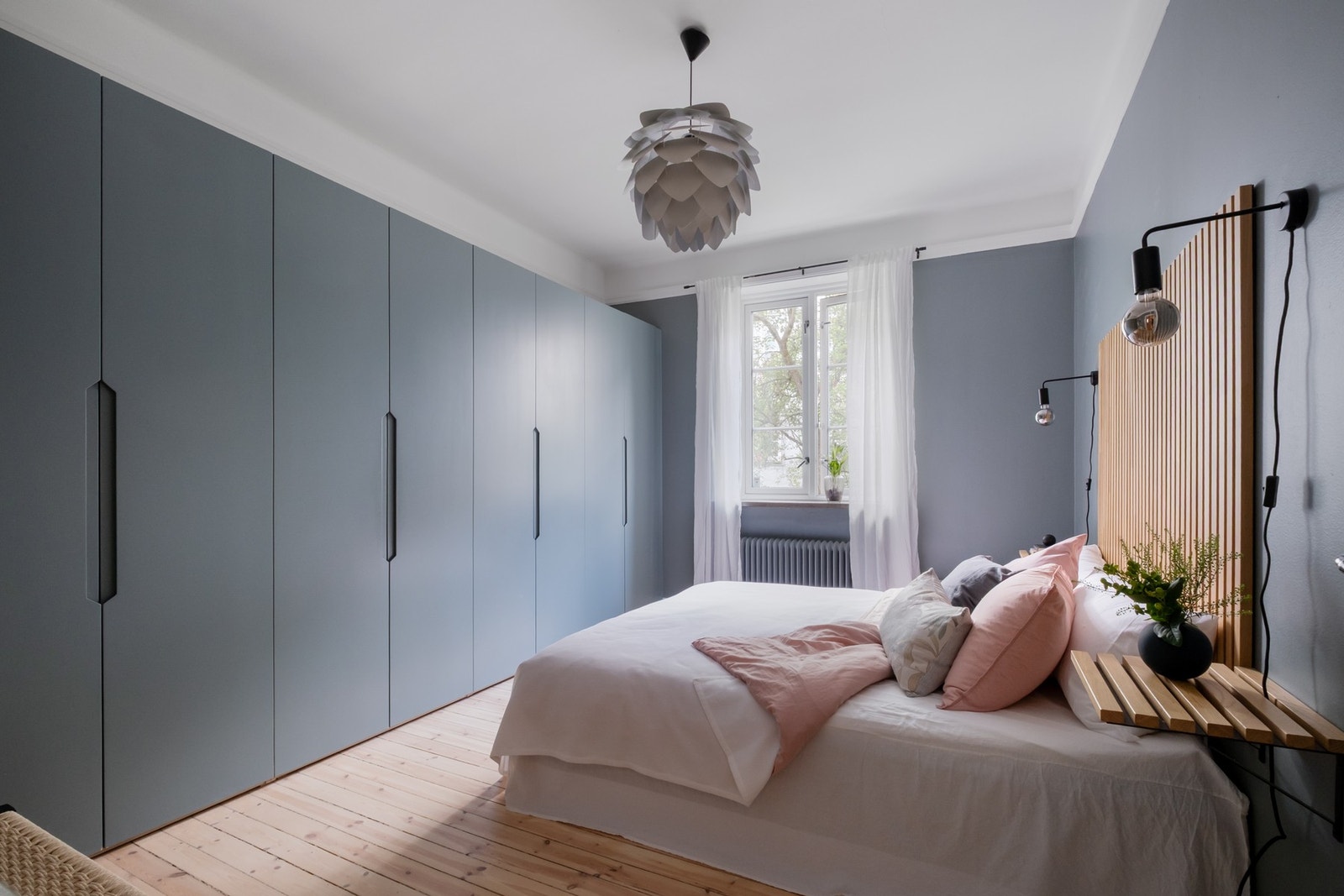 Leiligheten byr på mulighet for 3 soverom. Hyggelig hovedsoverom som vender mot rolige omgivelser og gir et behagelig sted å trekke seg tilbake for en god natts søvn. Galleribilde