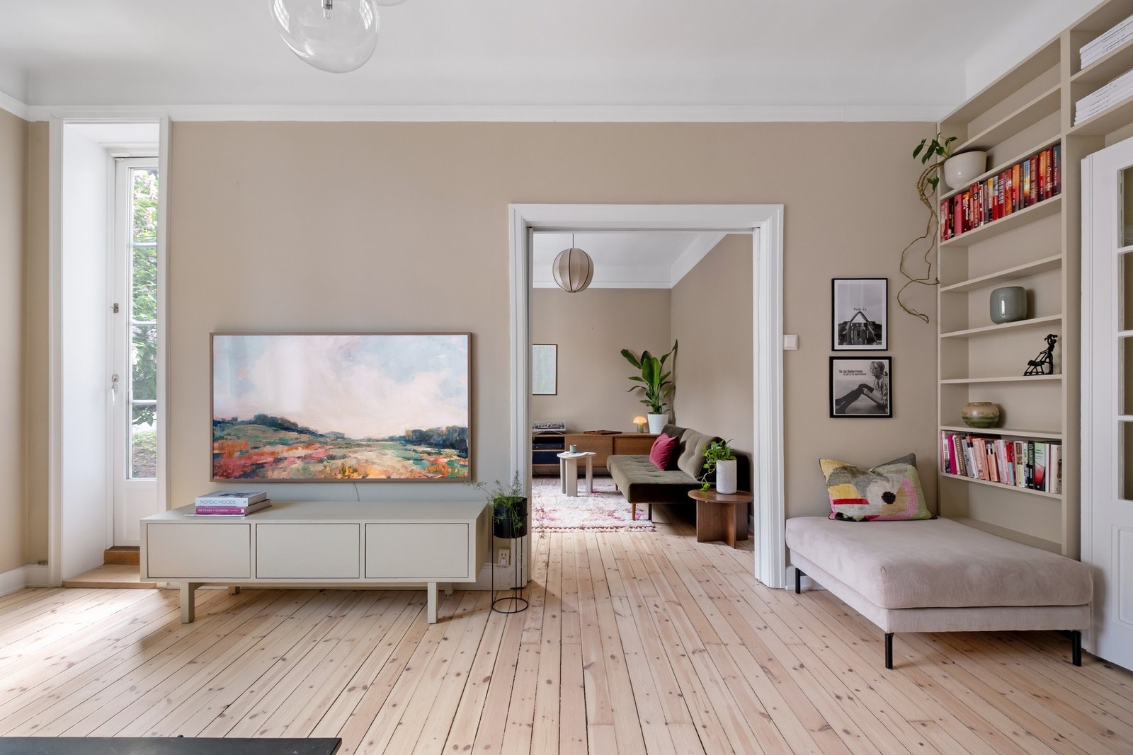 Store vindusflater slipper inn rikelig med naturlig lys og, sammen med lyse vegger, skaper de en luftig og behagelig atmosfære. Galleribilde