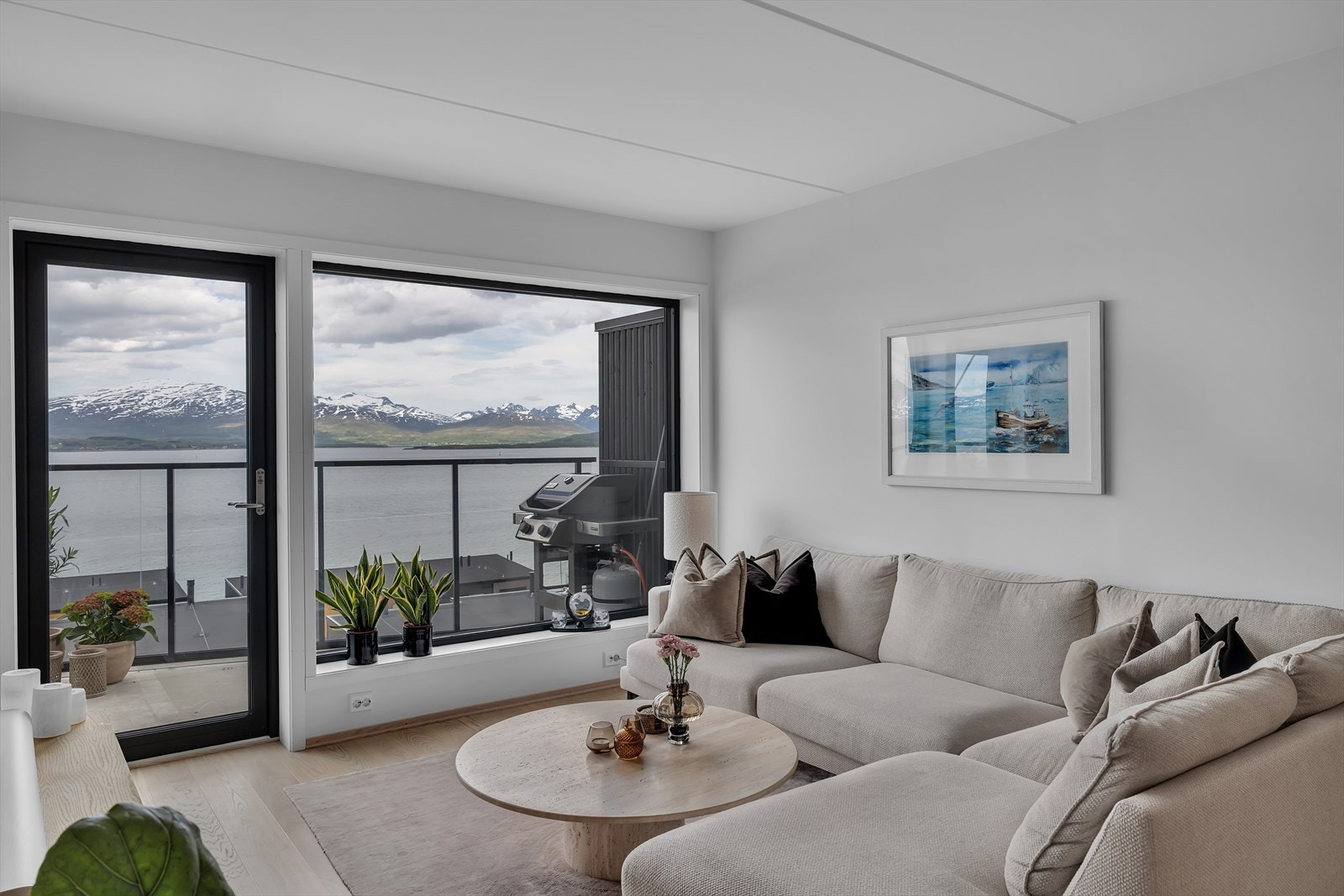 Strøken leilighet med fantastisk utsikt fra de store stuevinduene Galleribilde