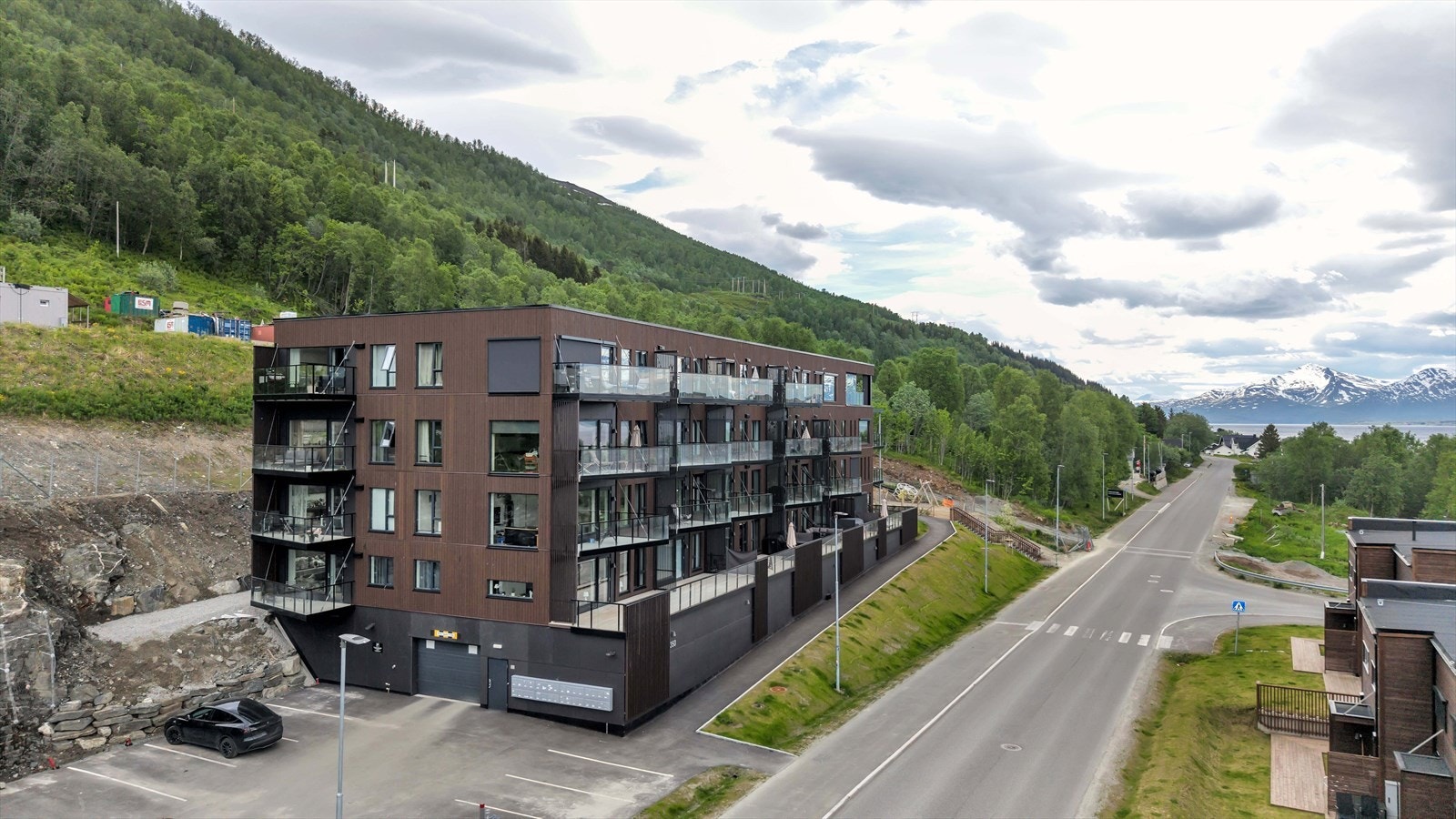 Gjesteparkering på byggets nordside Galleribilde