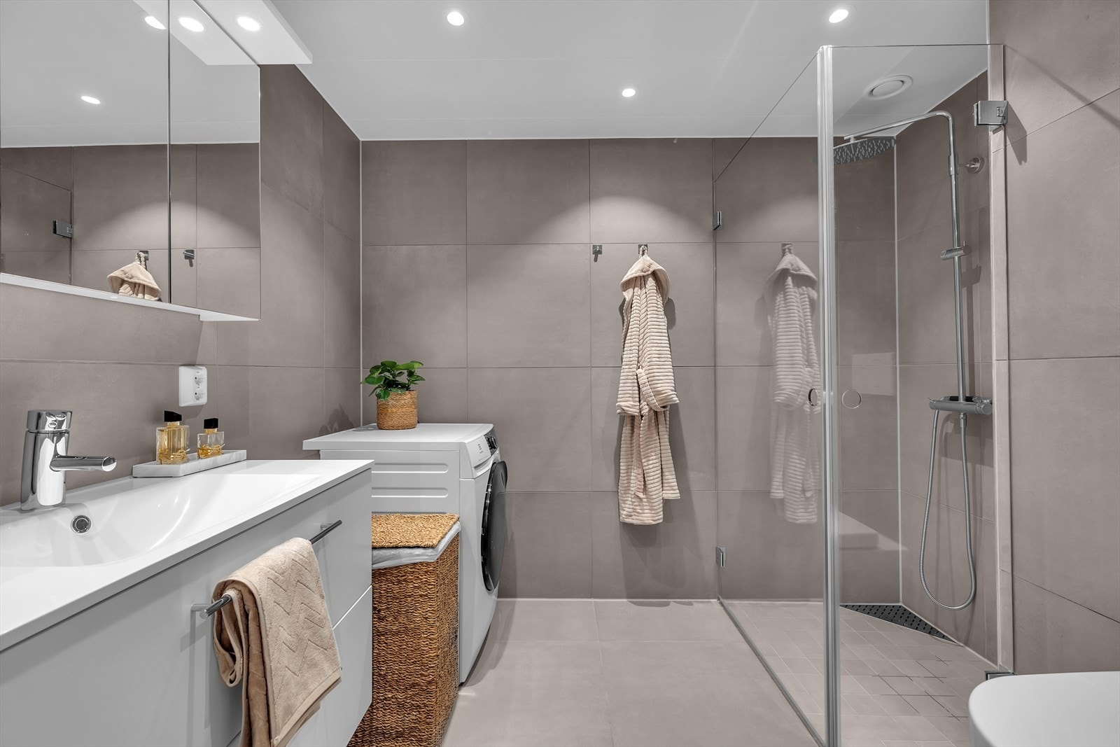 Helfliset bad med 60x60 i fargen Taupe Galleribilde