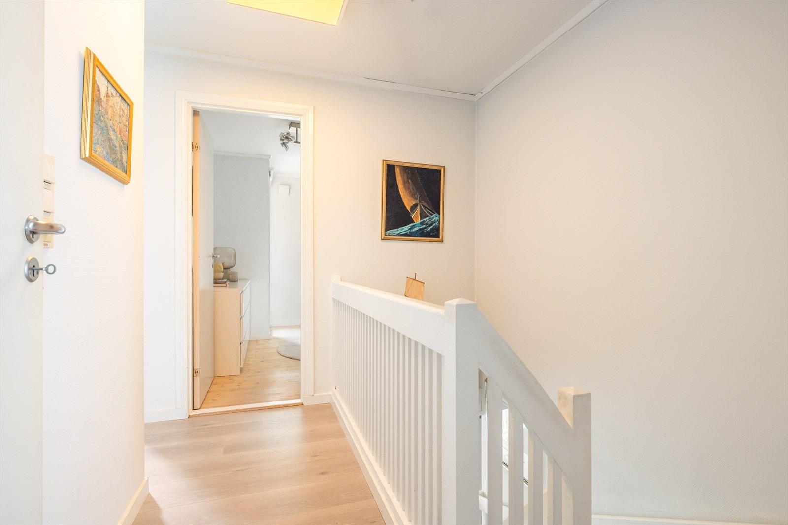 - Andre etasje består av trapp/gang, tre soverom, walk-in closet og bad - Galleribilde