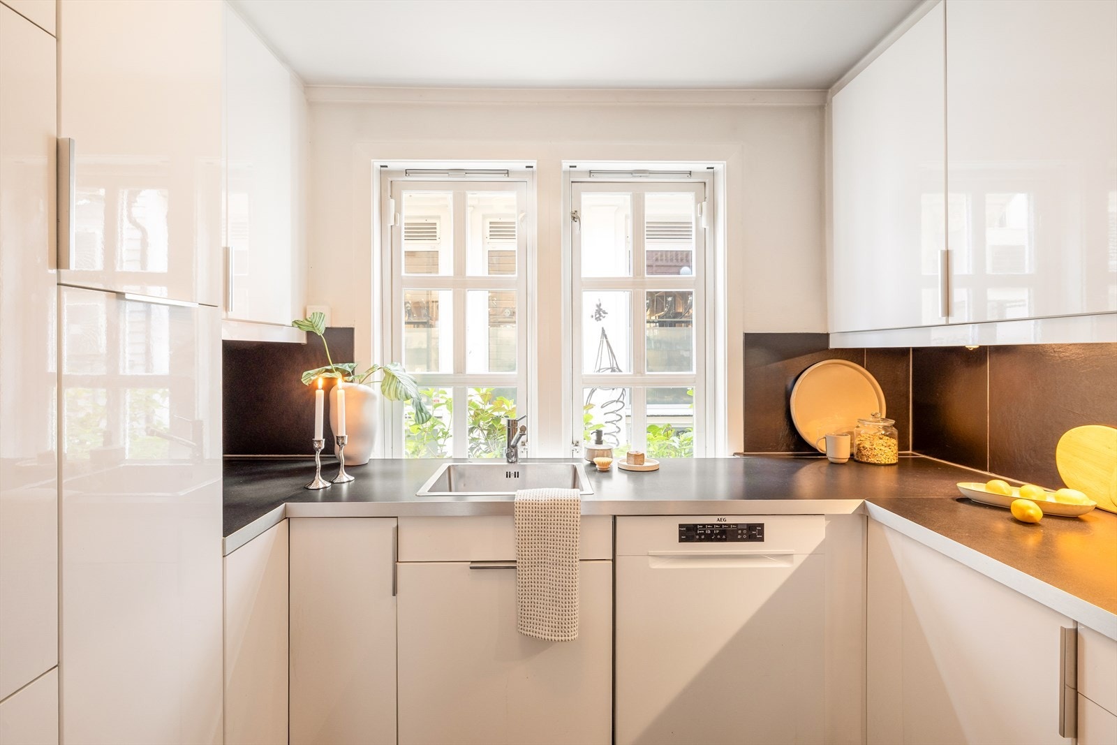 - Det er integrert induksjon platetopp, stekeovn og kjøl/fryseskap. Alle hvitevarer medfølger til glede for ny eier! - Galleribilde