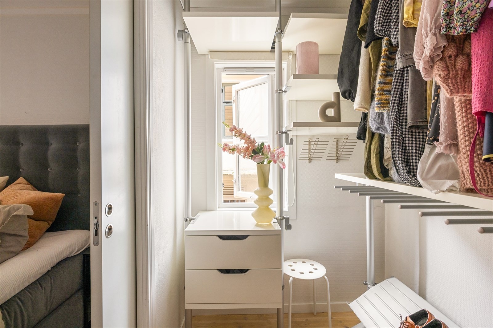 - Praktisk walk-in closet på 4,5 m² med god plass til klær og tilbehør - Galleribilde