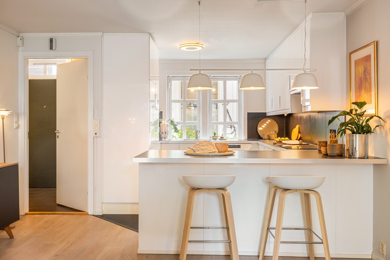 - Med plass til barstoler kan du nyte en god frokost i en travel hverdag - Galleribilde