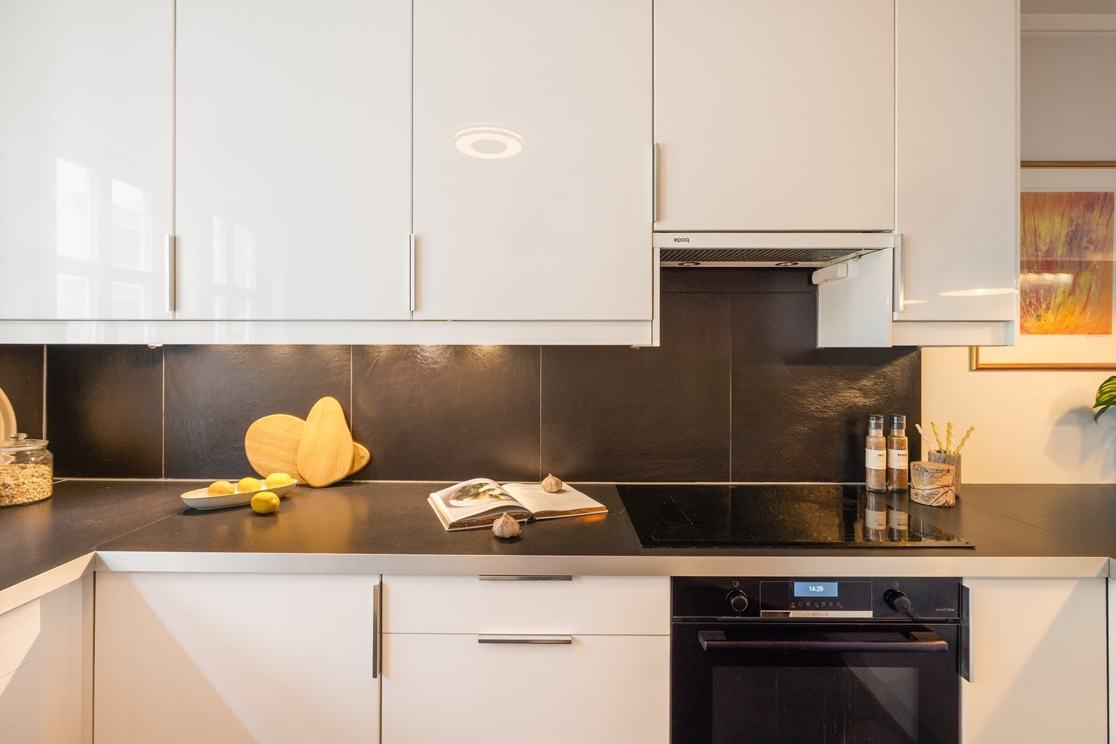 - Merk god belysning under overskap og flislagt backsplash - Galleribilde