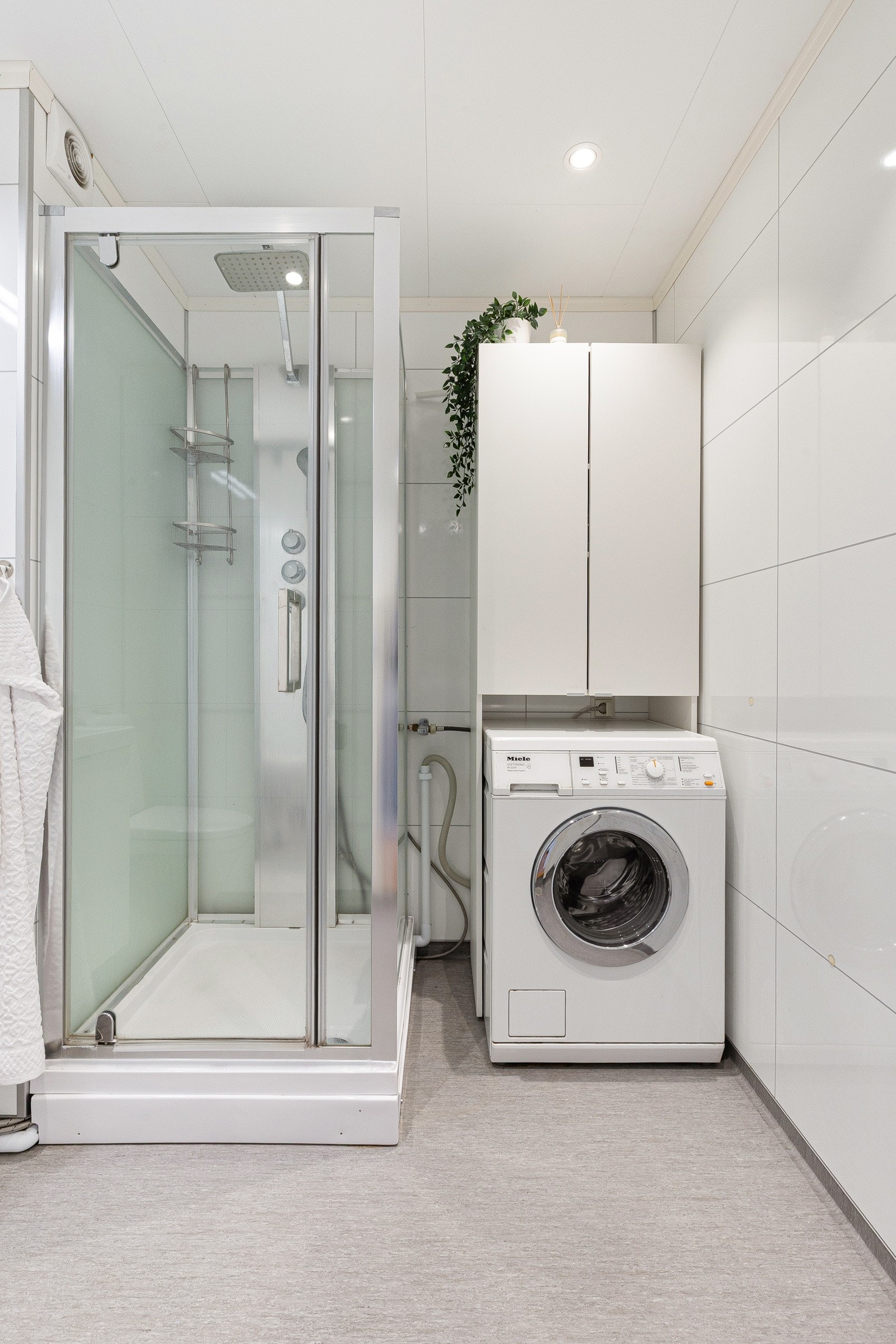Badet er innredet med dusjkabinett med glassfelt, hånddusj og regndusj. Galleribilde