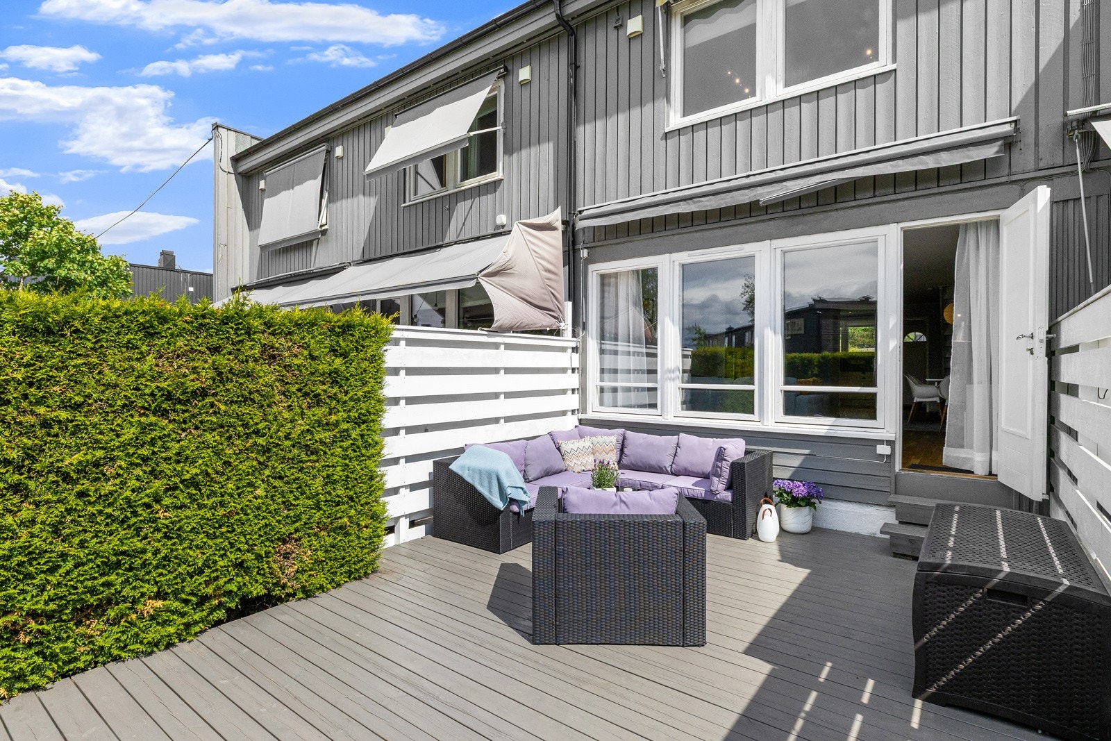 Vestvendt terrasse på 23 m² med direkte adkomst fra stuen. Galleribilde
