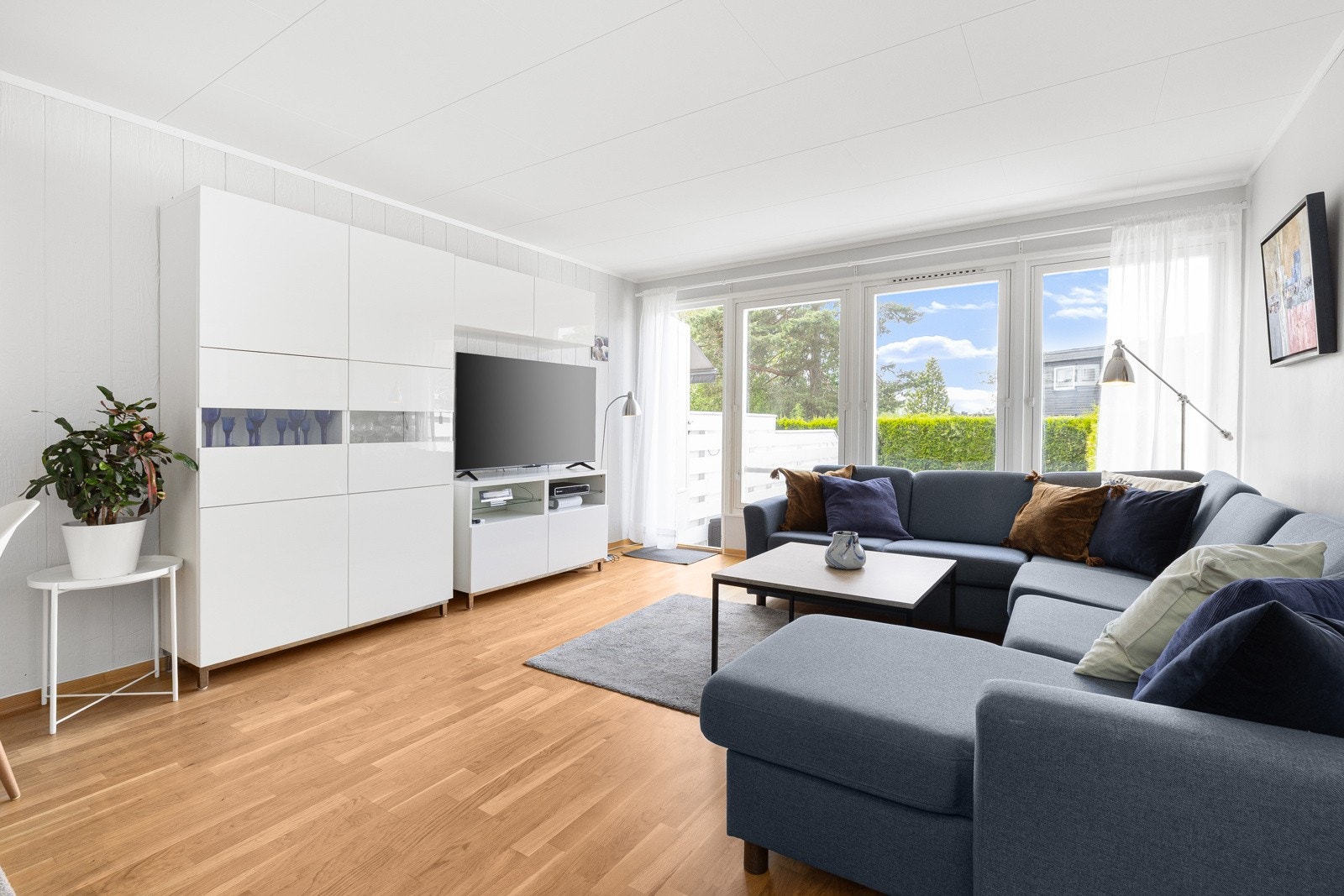 Store vindusflater slipper inn godt med dagslys og gir utsyn mot uteområdet. Galleribilde
