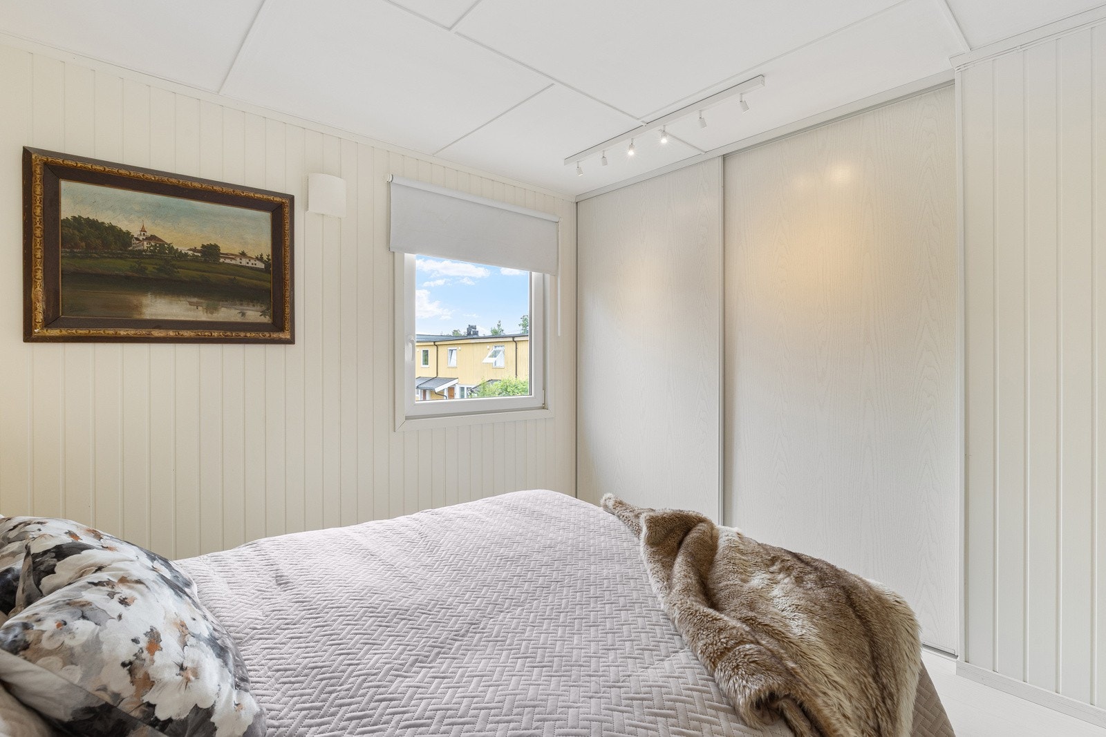 Skyvedørsgarderobe gir praktiske oppbevaringsløsninger. Galleribilde