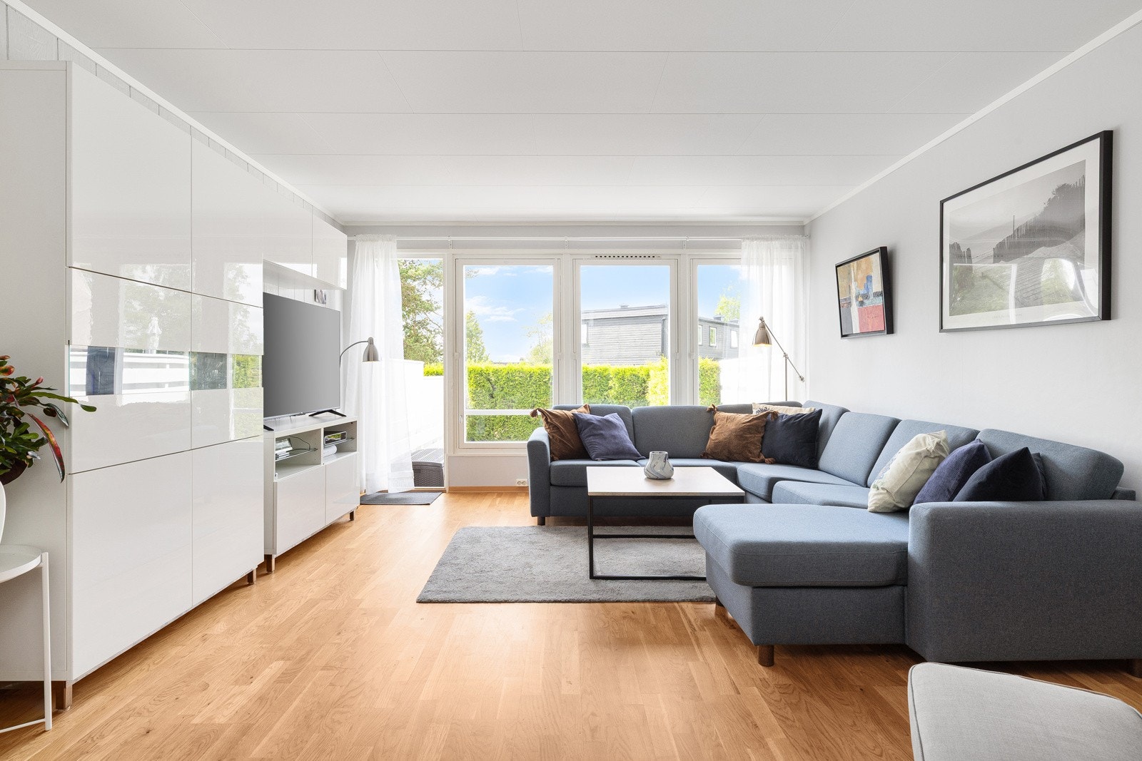 Stuen har god plass til både sofagruppe og øvrig møblement. Galleribilde