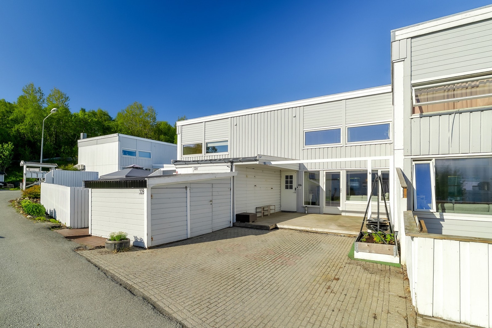 Nærområdet består av rekkehusbebyggelse og har flere lekeplasser og grøntarealer. Galleribilde