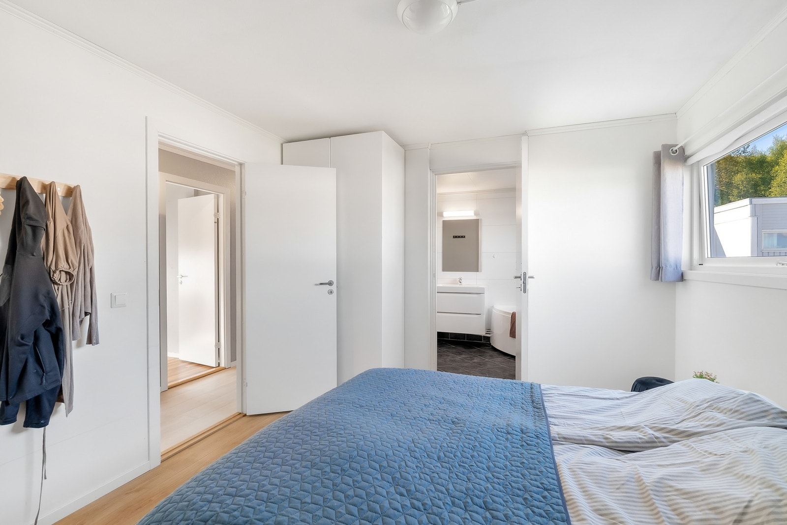 Hovedsoverommet har praktisk, direkte adkomst til badet i andre etasje. Galleribilde
