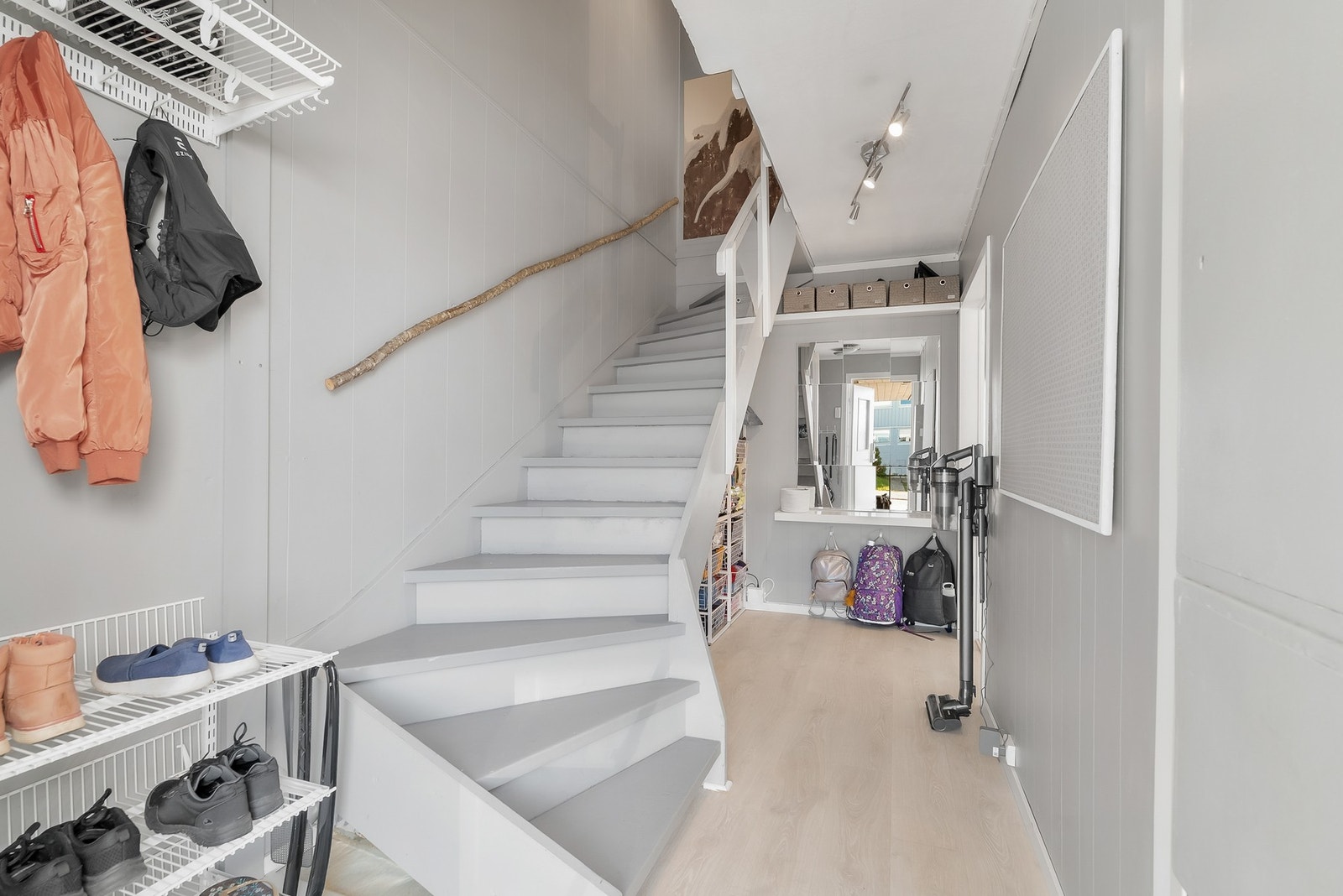 Her er det god plass til å henge fra seg yttertøy og funksjonell løsninger for ekstra oppbevaring. Galleribilde