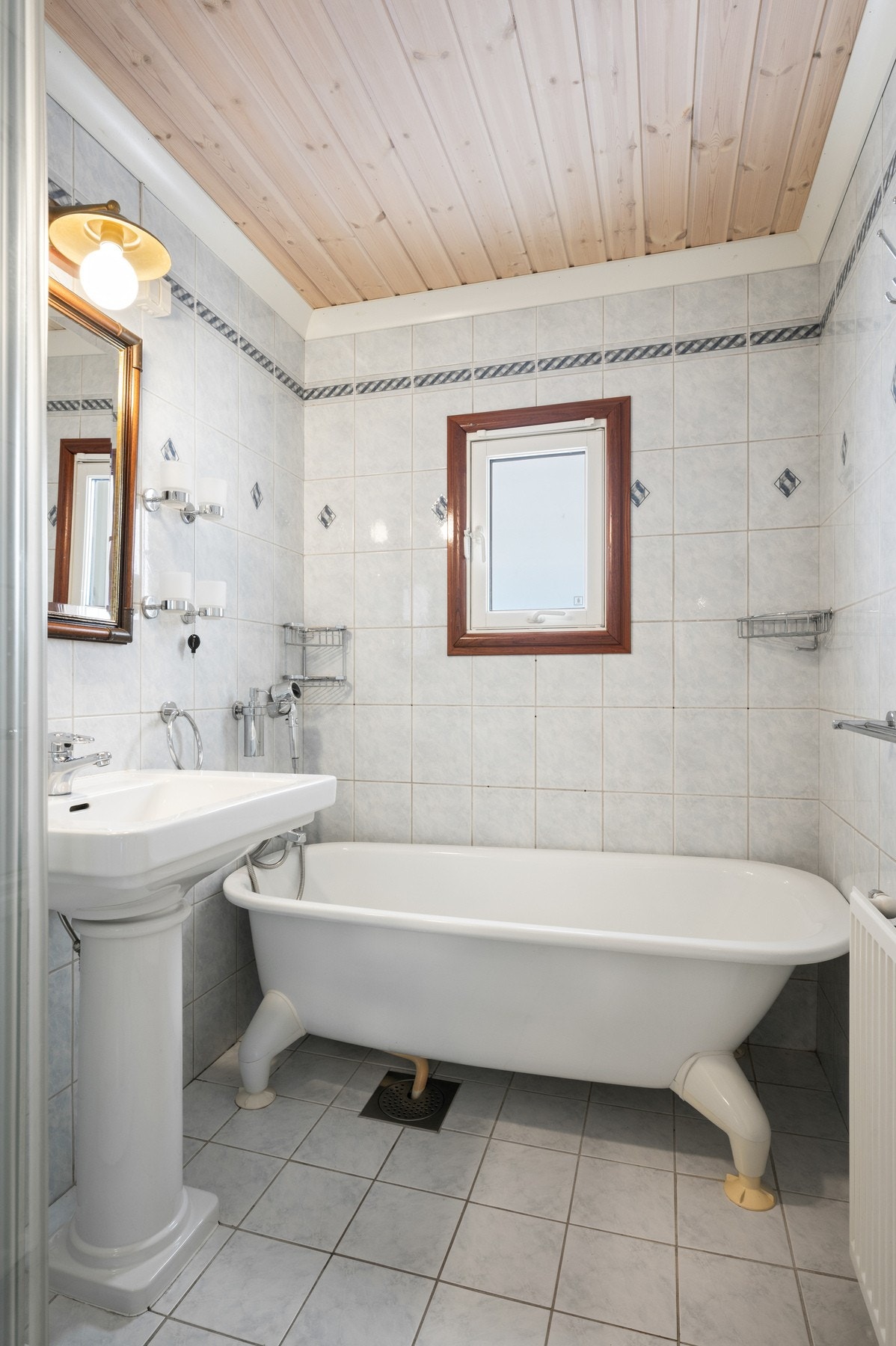 Fliser på gulv og vegger, og både badekar og dusjkabinett. Galleribilde