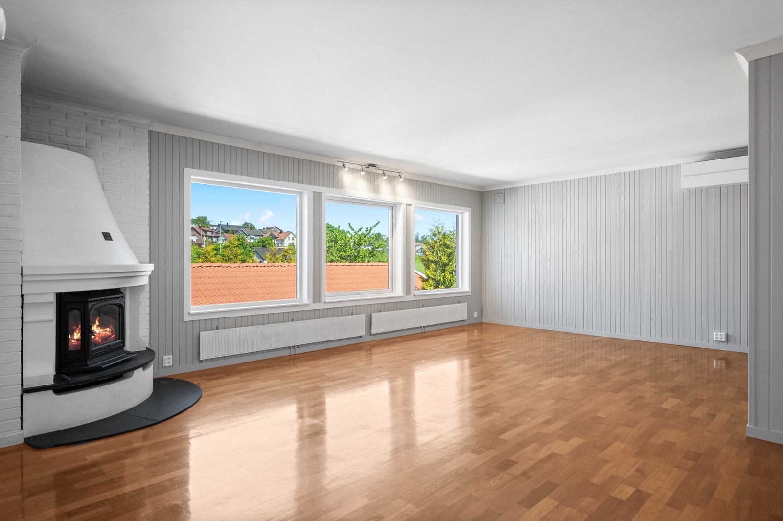 Boligen har 2 fulle etasjer, og i 1. etasje er det blant annet 5 soverom. Galleribilde