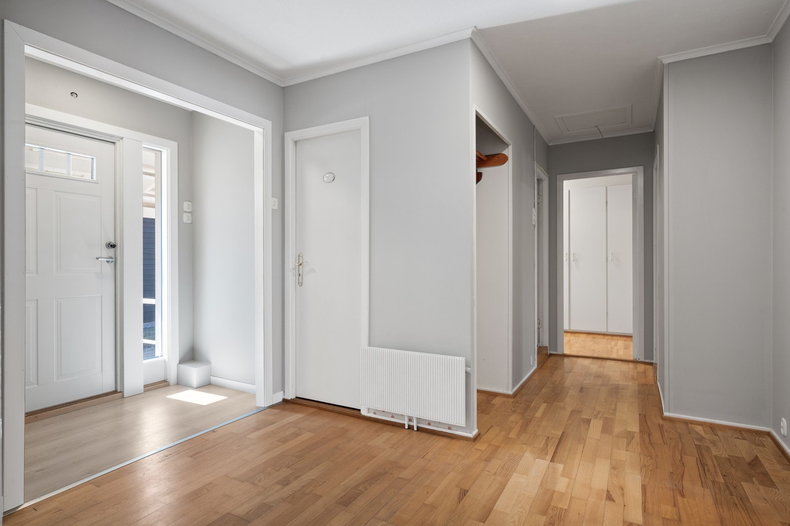 Romslig entré/hall. Galleribilde