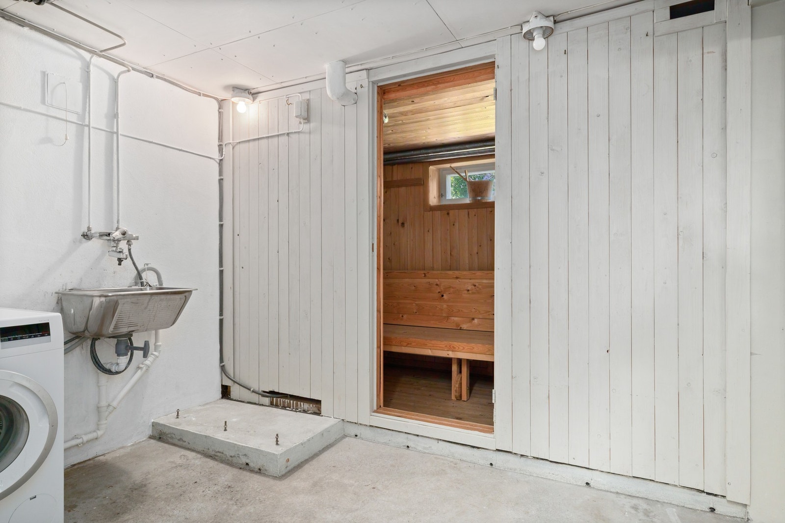 Vaskerom som ligger til hoveddelen. Badstue på innsiden. Galleribilde