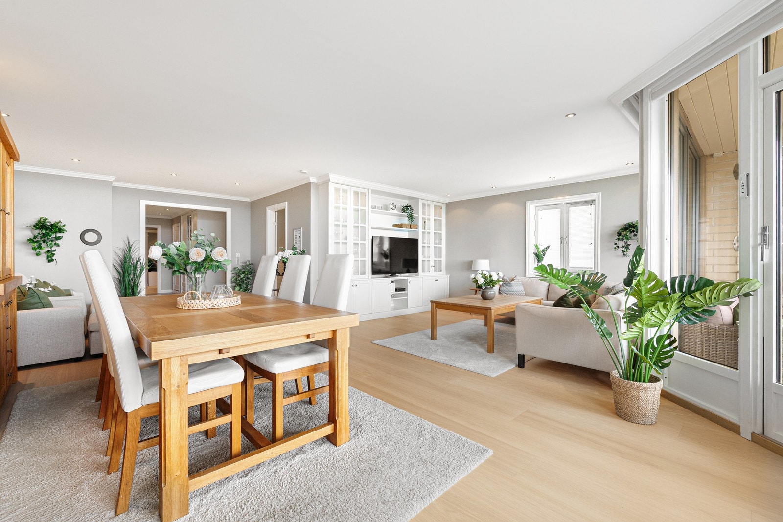 Stuen har plassbygd TV-seksjon og god plass for stor spisestue. Galleribilde