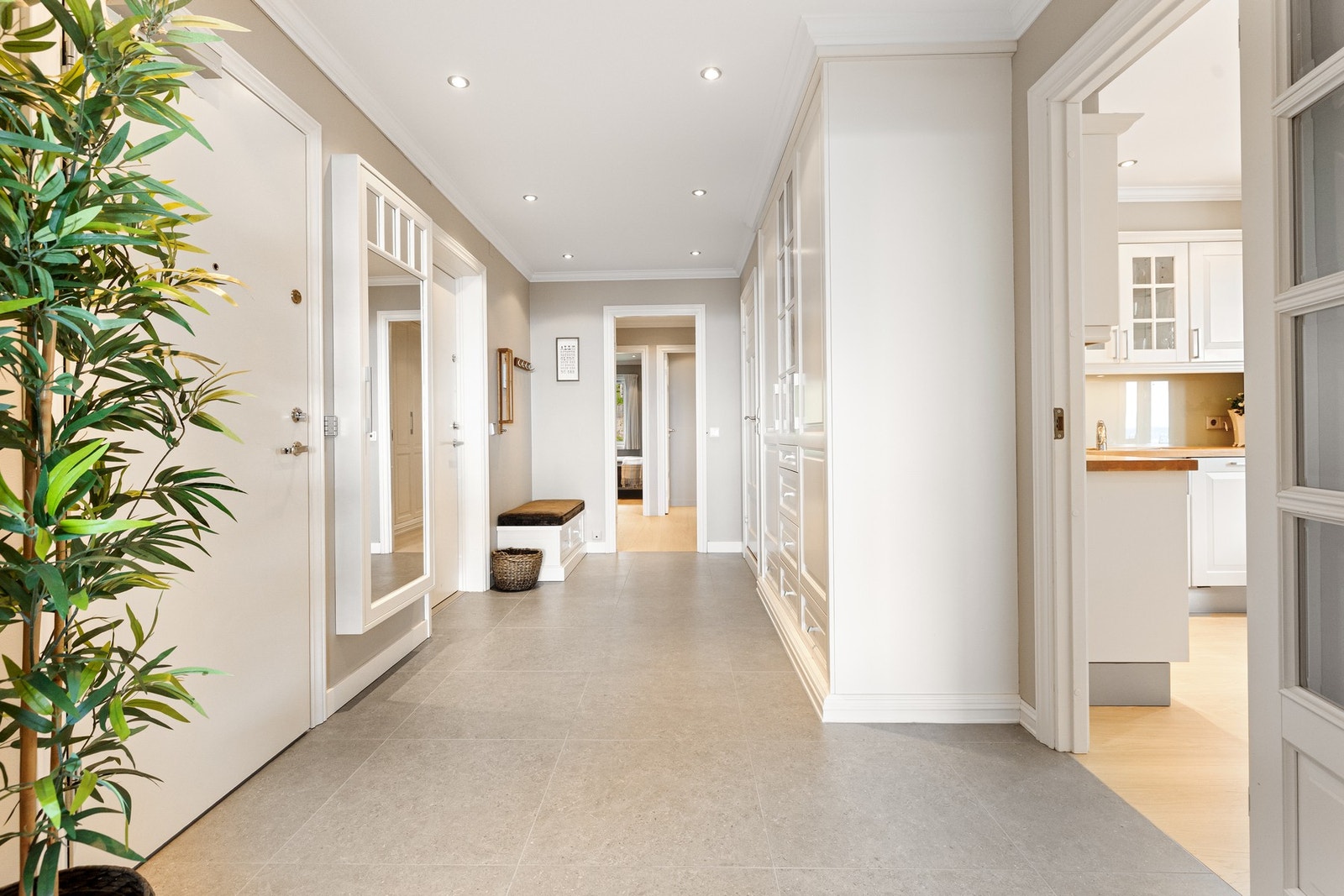Romslig entré med plassbygd garderobe og sittepuff. Galleribilde