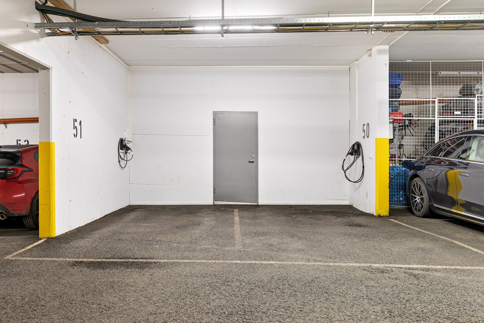 To gode parkeringsplasser rett ved heisen med el-bil ladere og stor innebygd bod i
bakkant. Galleribilde