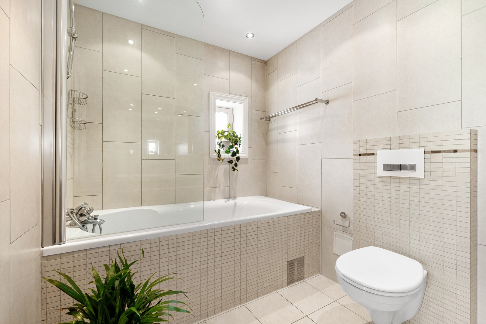 Stort lyst og trivelig hovedbad med badekar. Galleribilde