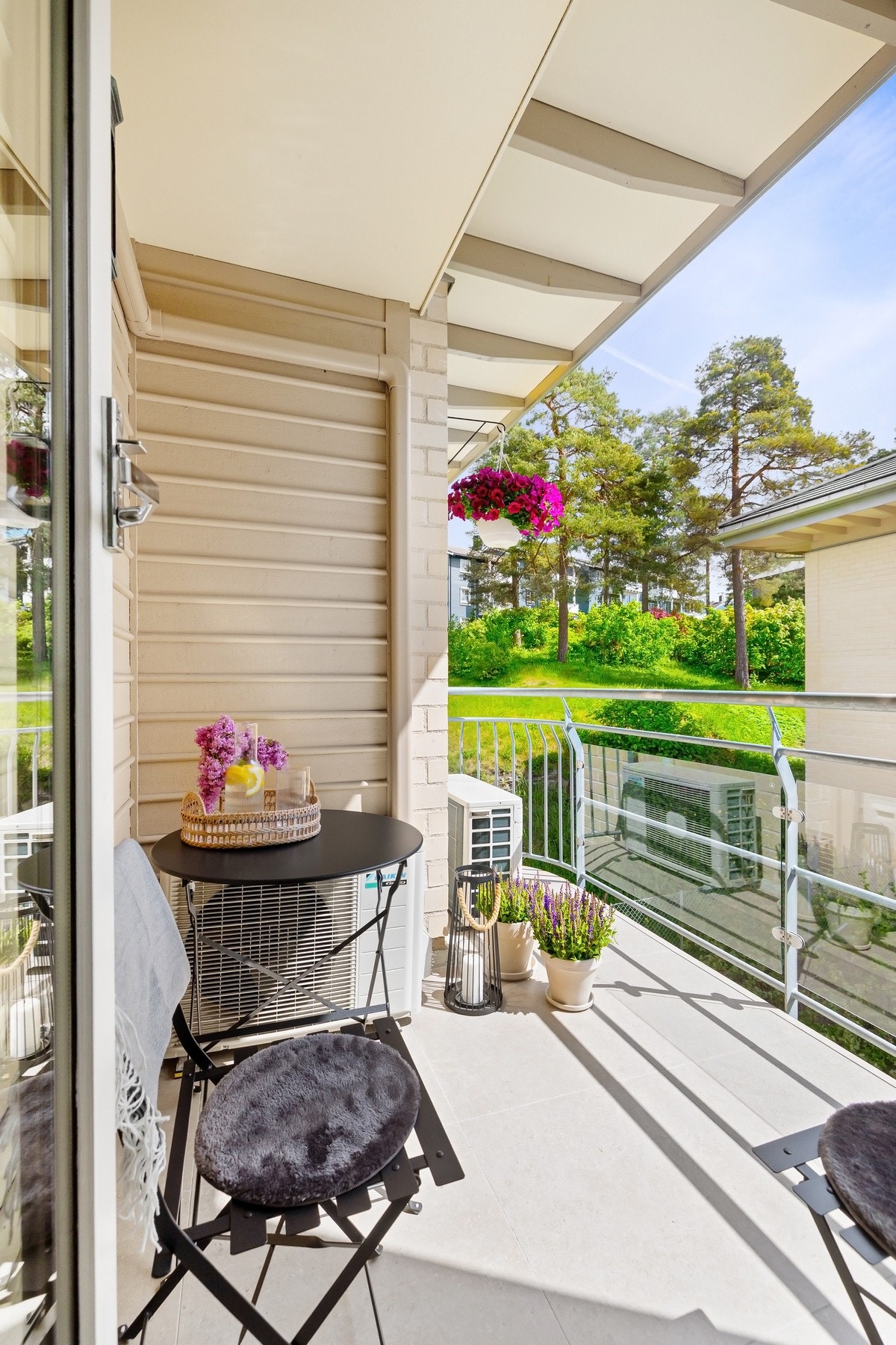 Frokostveranda med morgensol og utsyn mot et trivelig privat skogsområde. Galleribilde