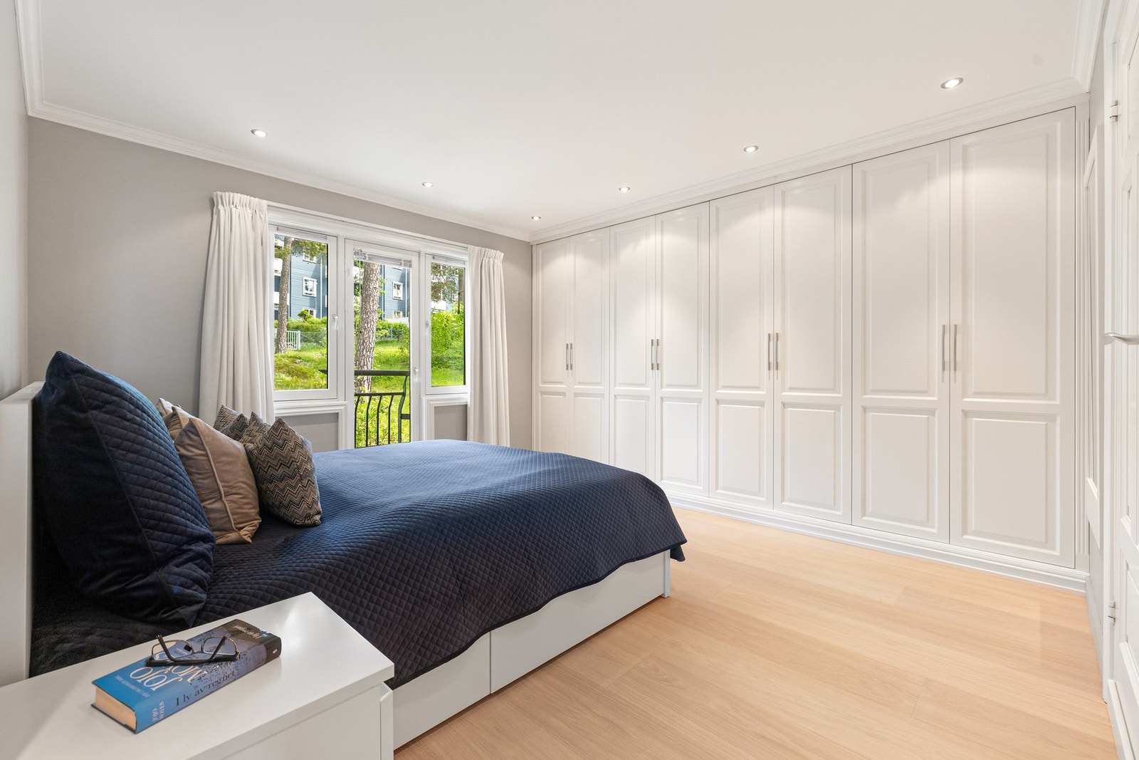Stort hovedsoverom med plassbygd garderobe og inngang til eget bad. Galleribilde