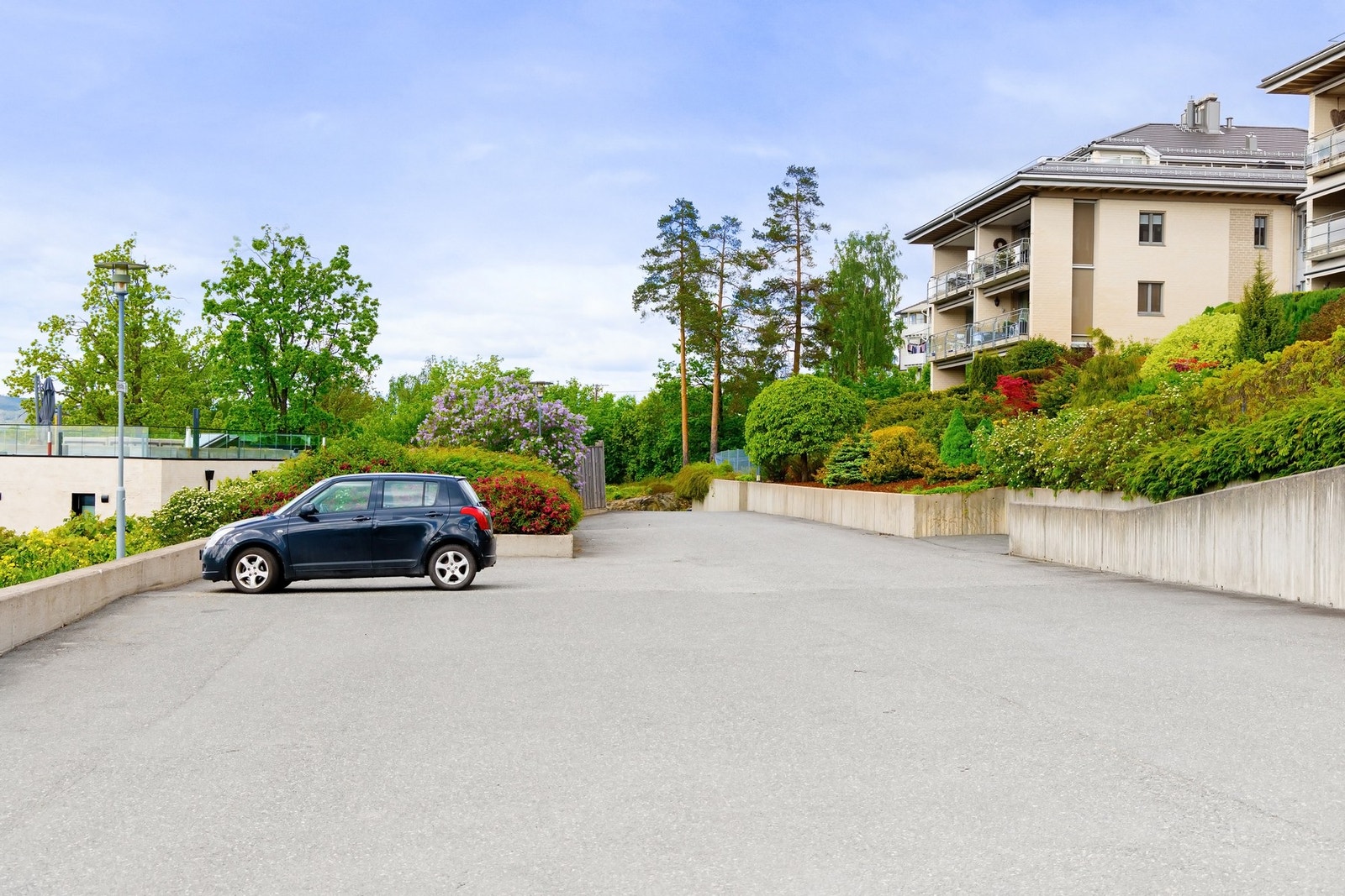 Meget stort areal for gjesteparkering. Galleribilde