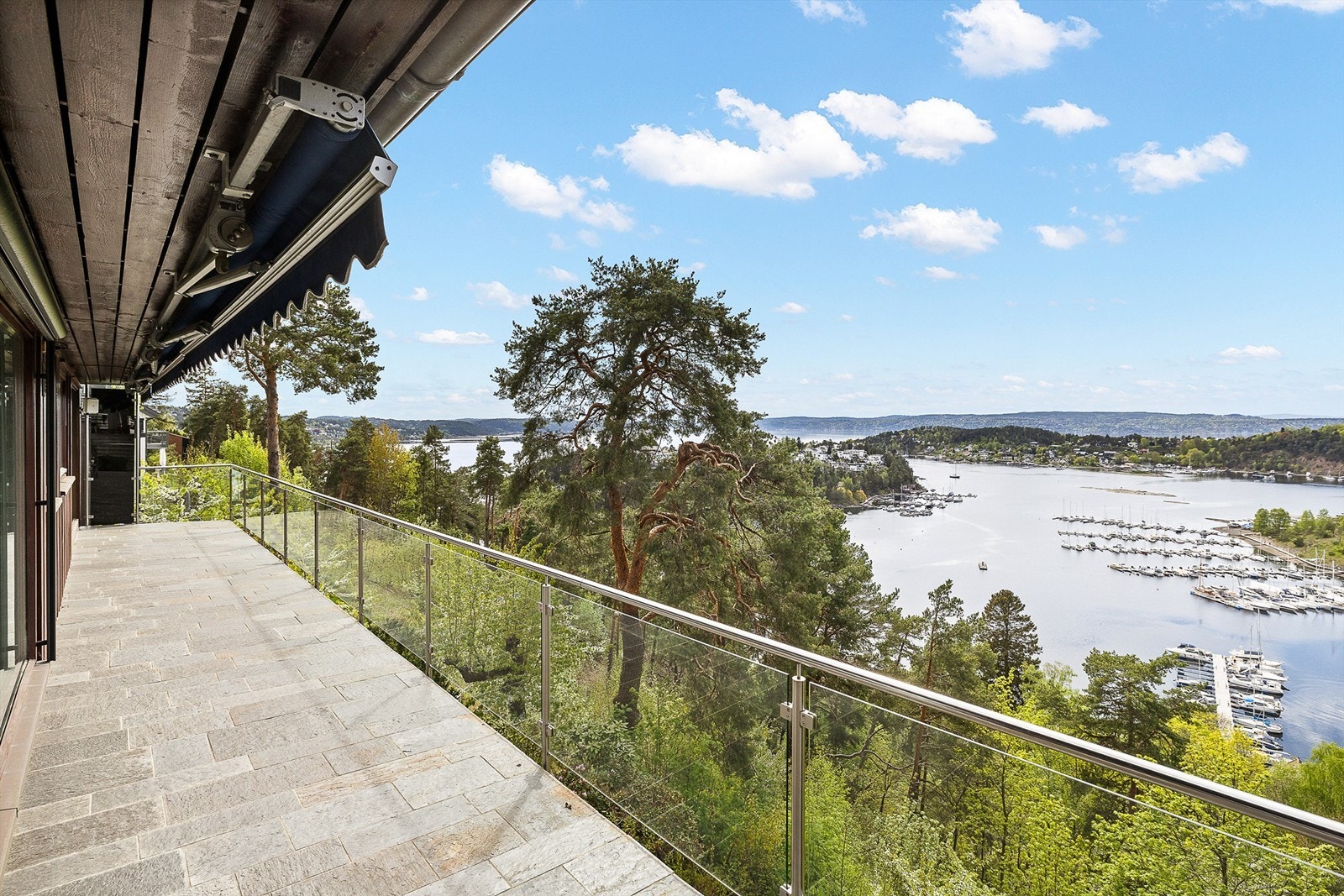 Skiferlagt terrasse med vidstrakt utsikt Galleribilde