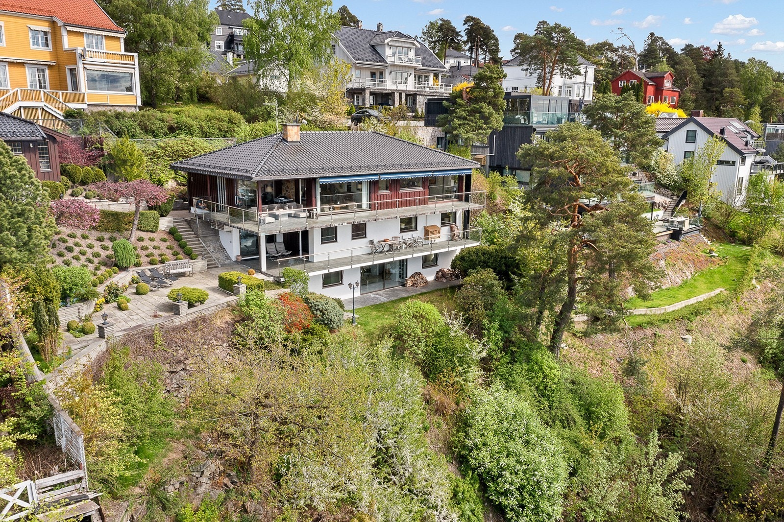 Stor arkitekttegnet enebolig på 294 kvm med bl.a. flott fjordutsikt fra alle etasjer og alle oppholdsrom. Innholdsrik og god planløsning med bl.a. 4 stuer, 3 bad, 5 soverom (mulighet for flere), ildsteder og mulighet for etablering av hybel Galleribilde