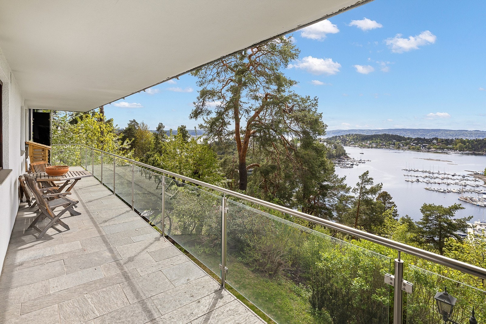 Terrasse underetasjen med flott utsikt Galleribilde